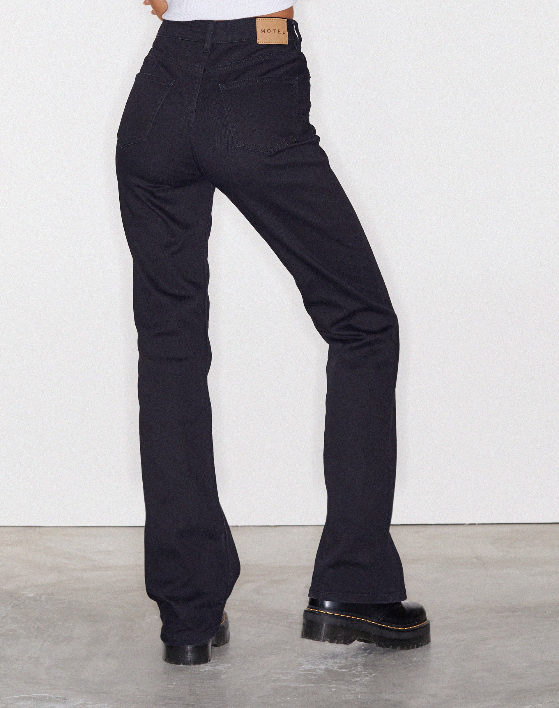 Abbildung der Bootleg Jeans in Schwarz