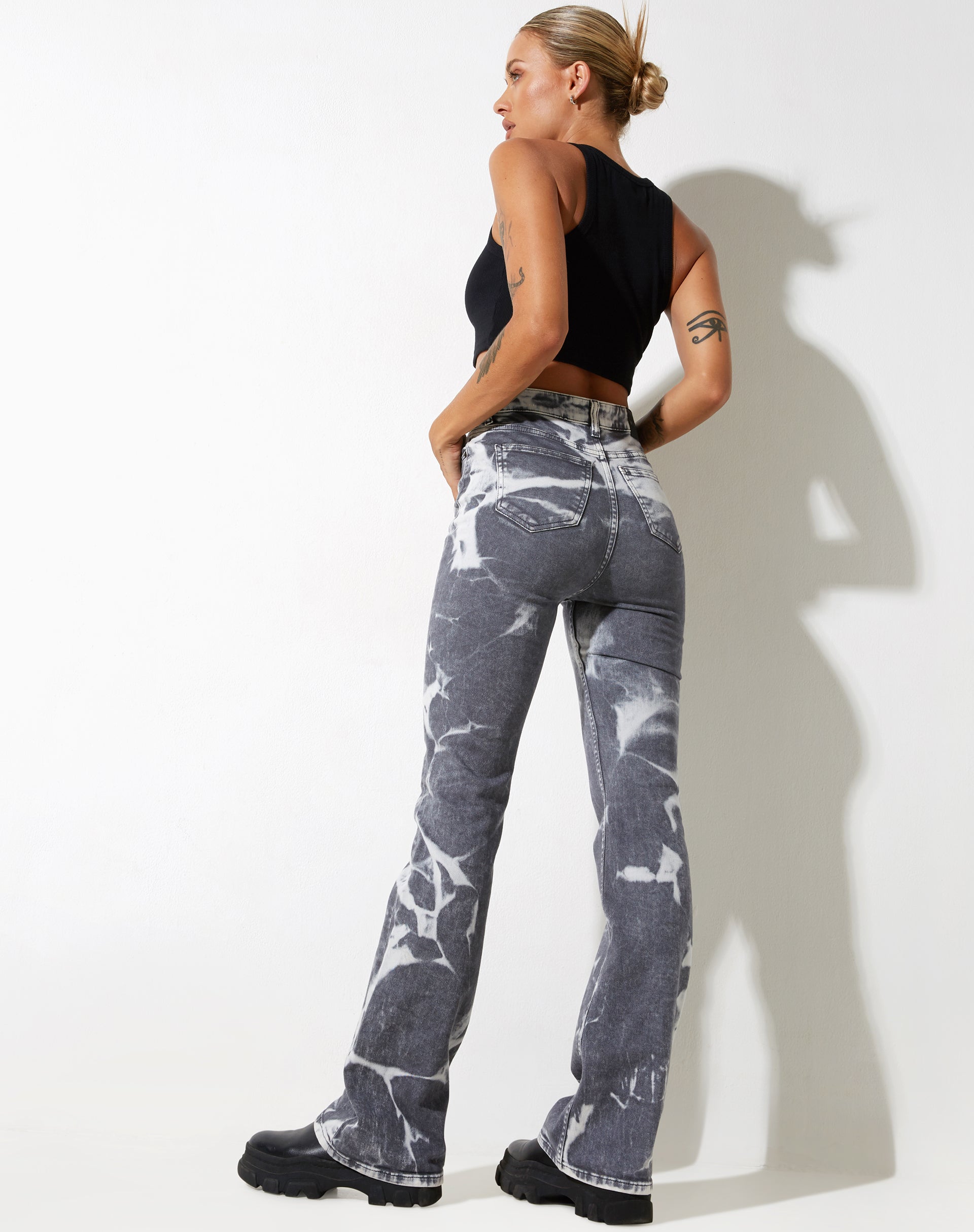 Abbildung der Bootleg Jeans in Laser Smoke Grey