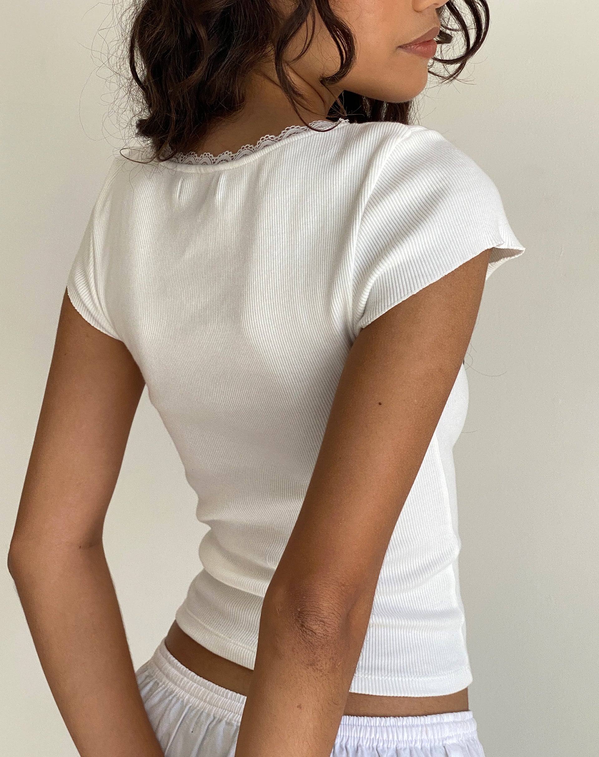 Image of Bovillo Tee mit Spitzenbesatz aus geripptem Off White