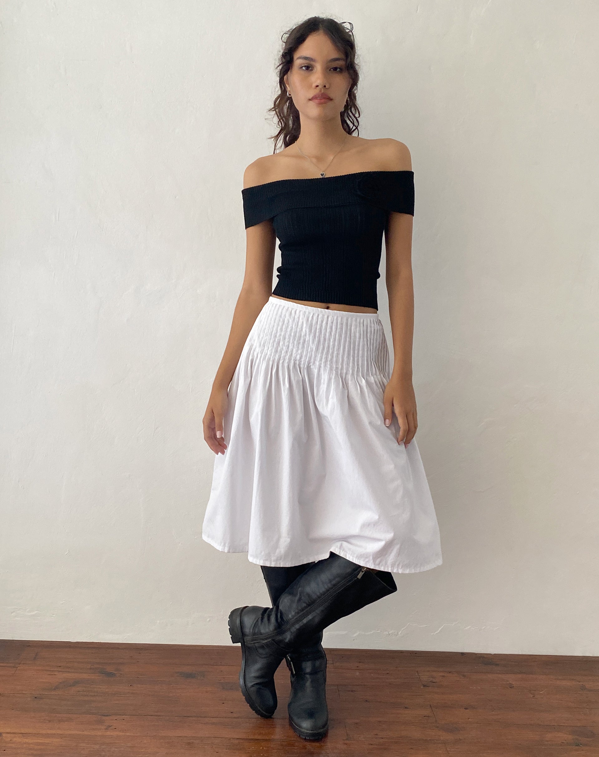 Image of Brenda Gestricktes Bardot-Top in Schwarz mit Rosette