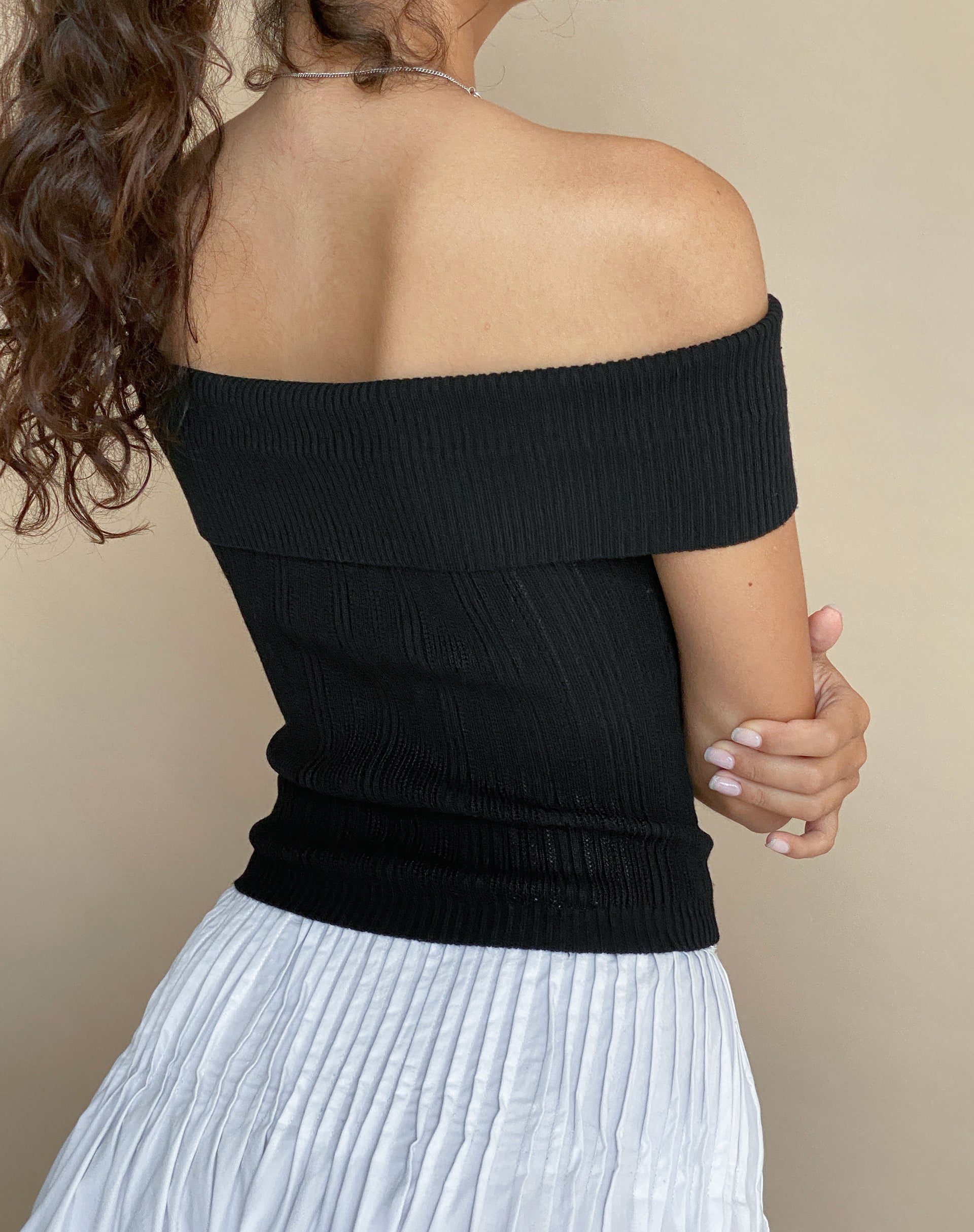 Image of Brenda Gestricktes Bardot-Top in Schwarz mit Rosette