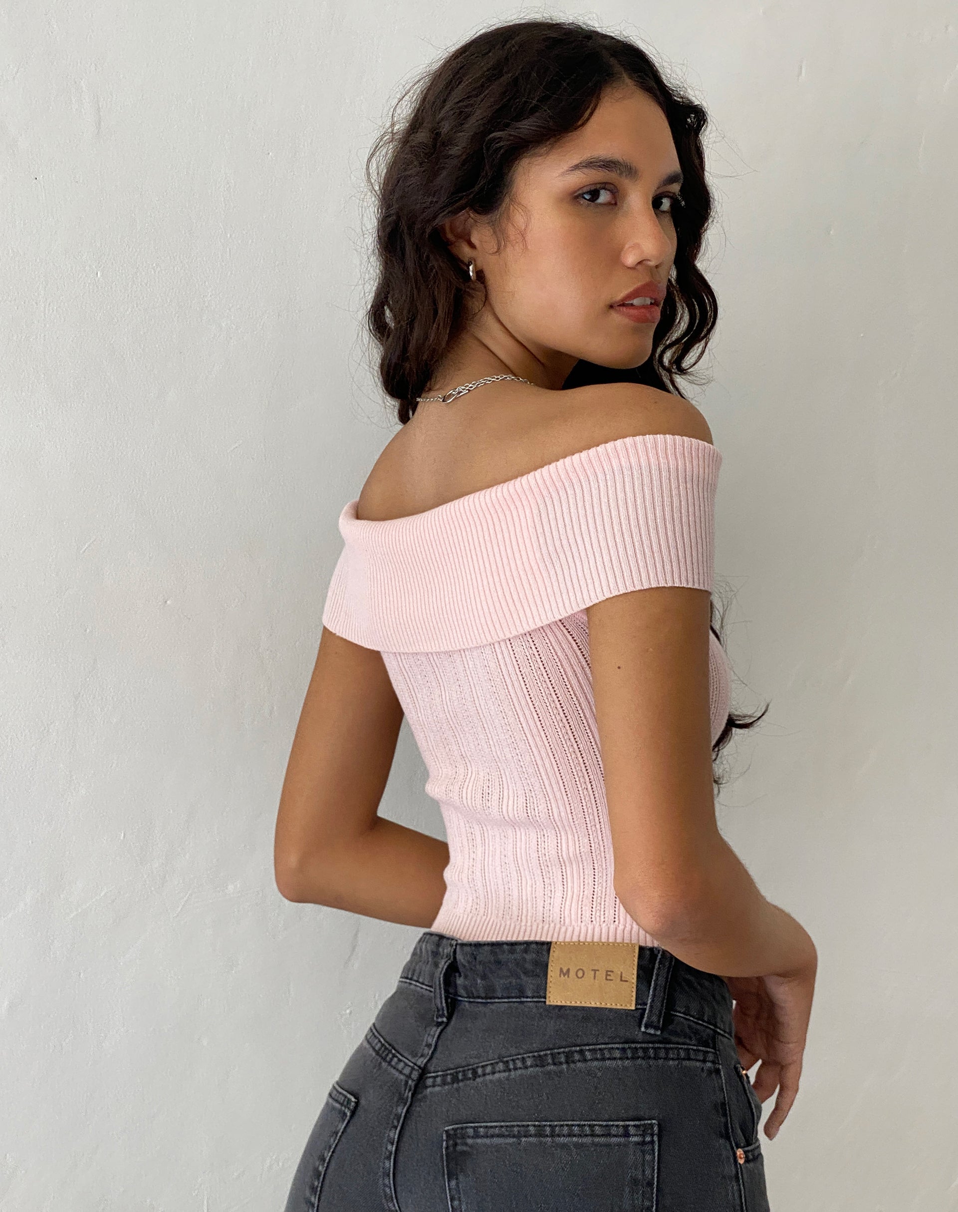 Image of Brenda Gestricktes Bardot-Top in Rosa mit Rosette