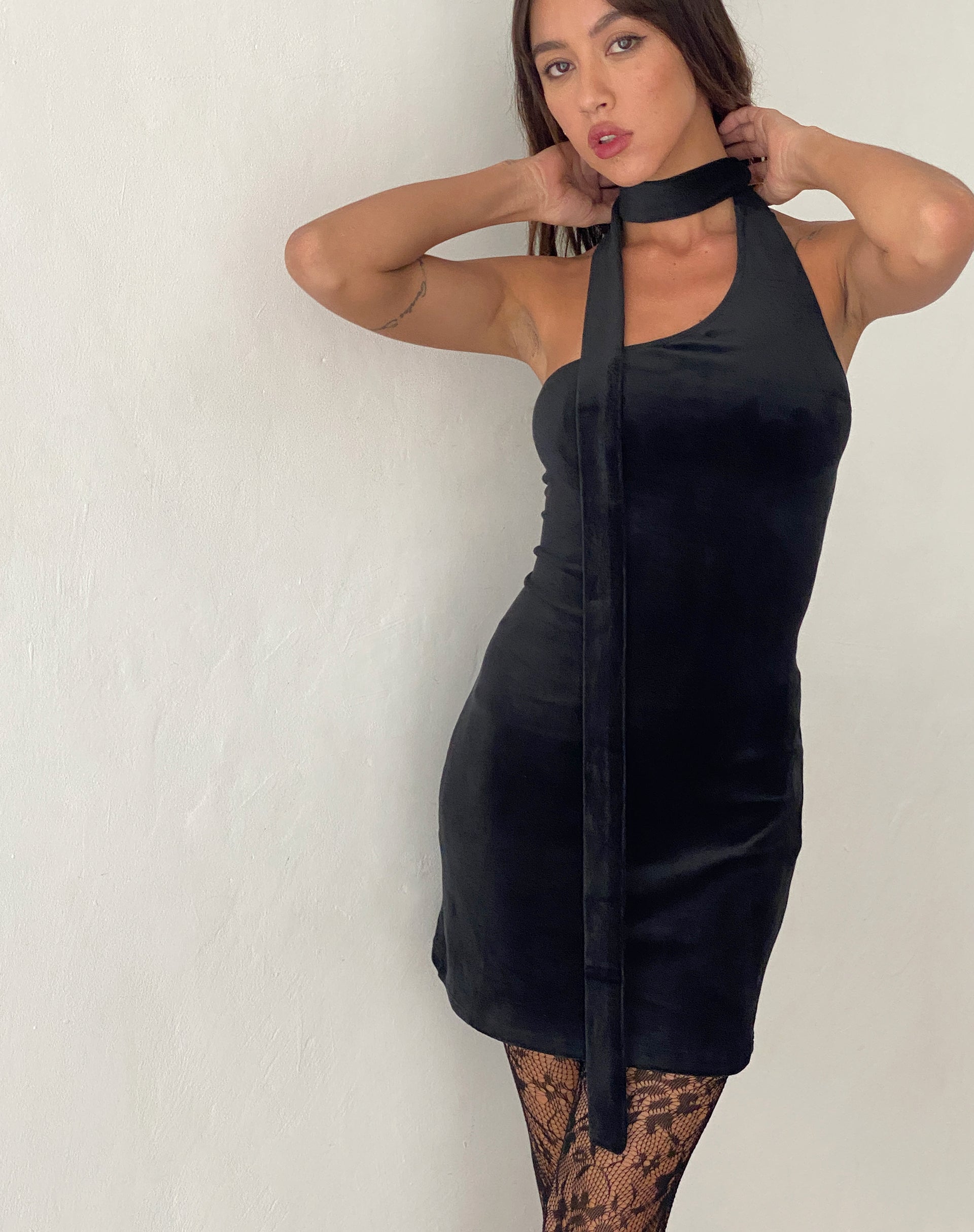 Image of Bripca Ein-Schulter-Krawatten-Minikleid aus schwarzem Samt