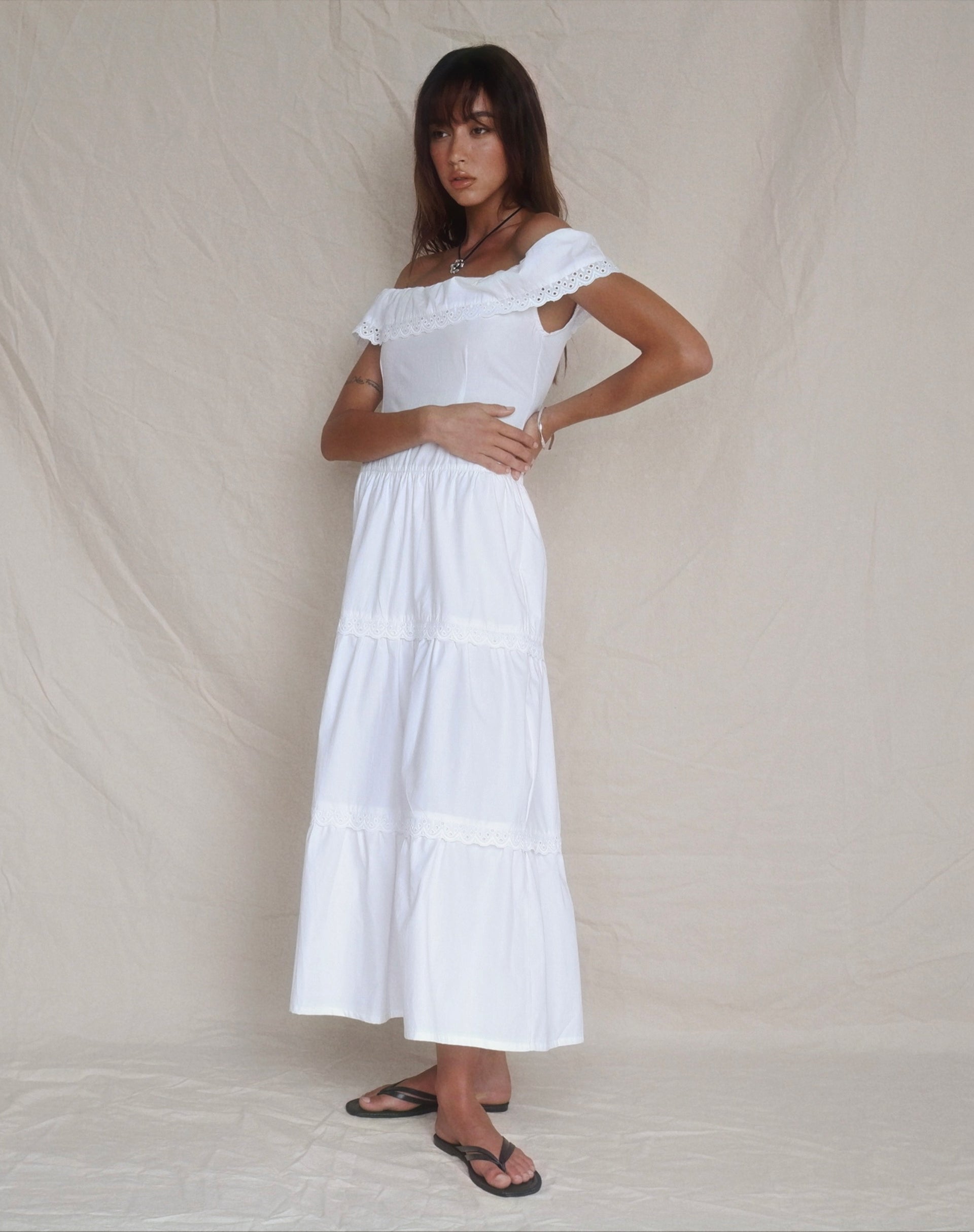 Bild von Helpa Gestuftes Bardot Maxikleid in Weiß