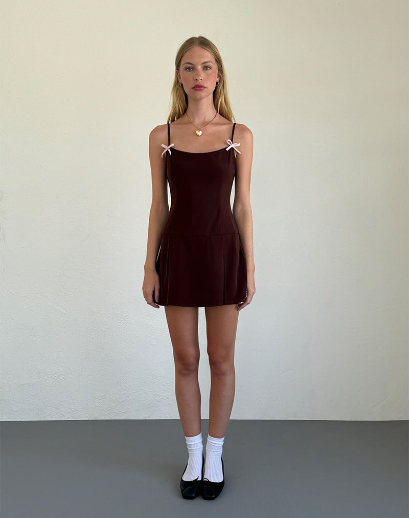Abbildung des Calilia Cami Dress in Bitter Chocolate mit rosa Schleifen