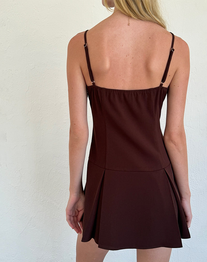 Abbildung des Calilia Cami Dress in Bitter Chocolate mit rosa Schleifen
