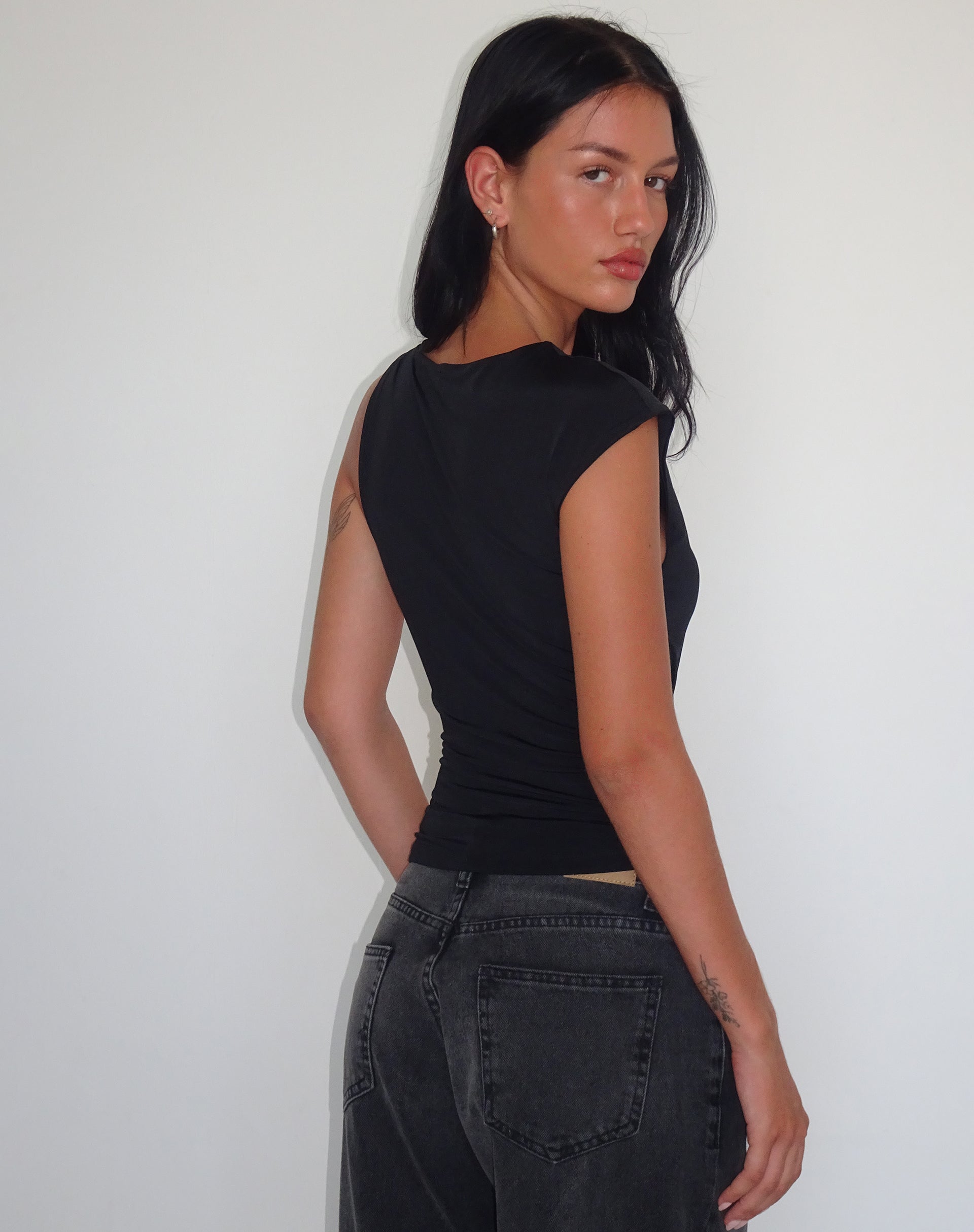 Bild von Cambrie Asymmetrisches ärmelloses Top in Schwarz