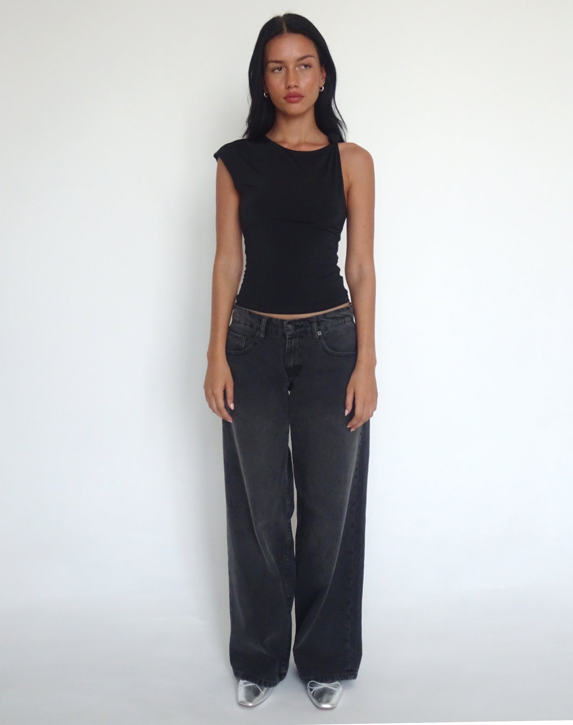 Bild von Cambrie Asymmetrisches ärmelloses Top in Schwarz