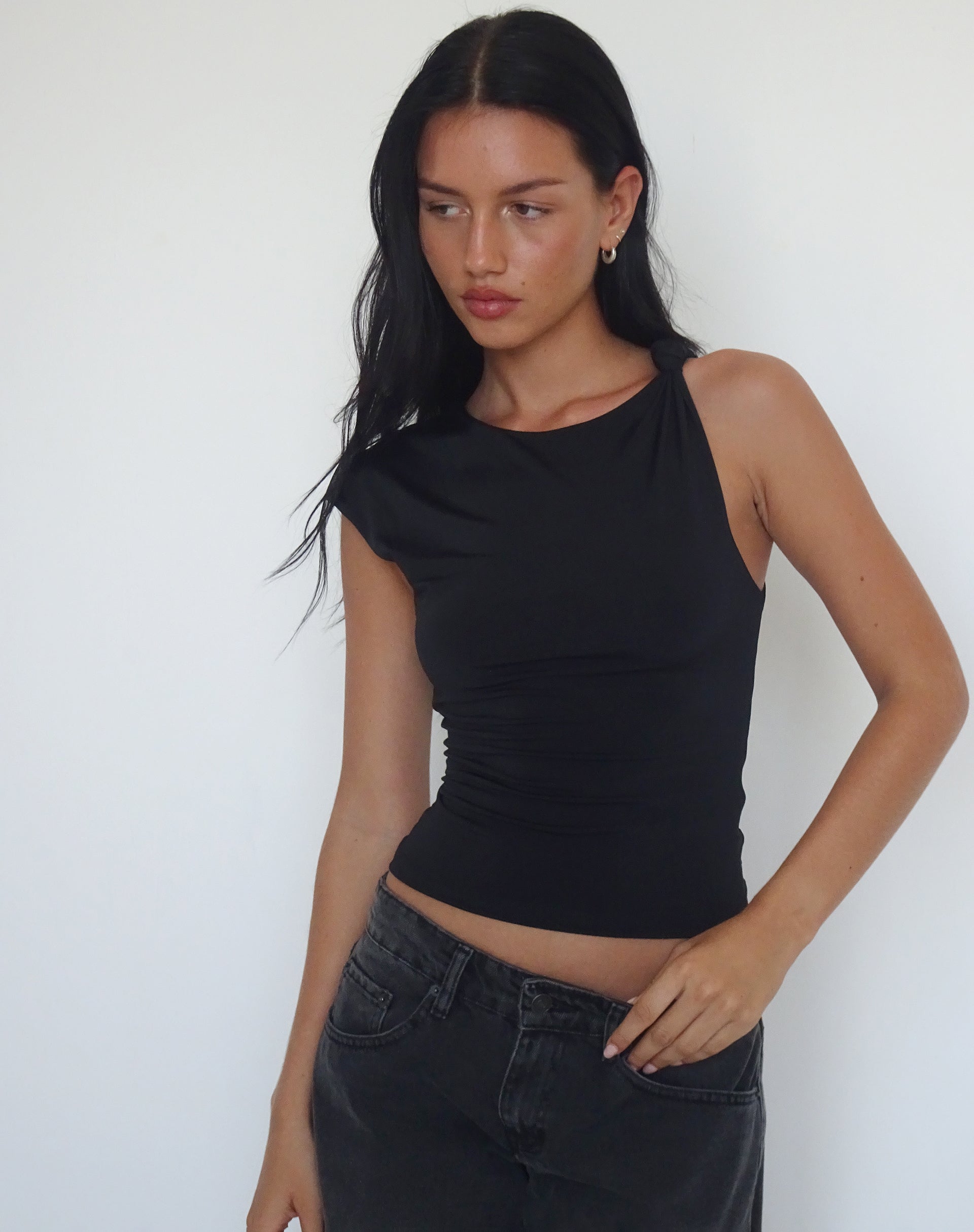 Bild von Cambrie Asymmetrisches ärmelloses Top in Schwarz
