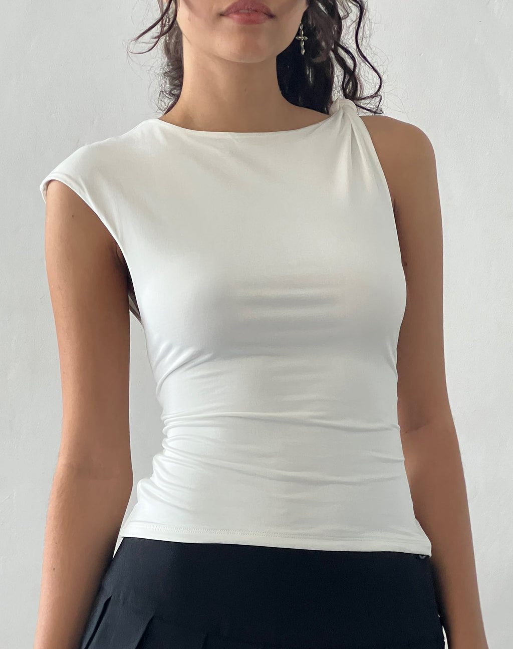 Cambrie Asymmetrisches ärmelloses Top in Elfenbein