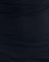 Schwarz mit roter Rosette