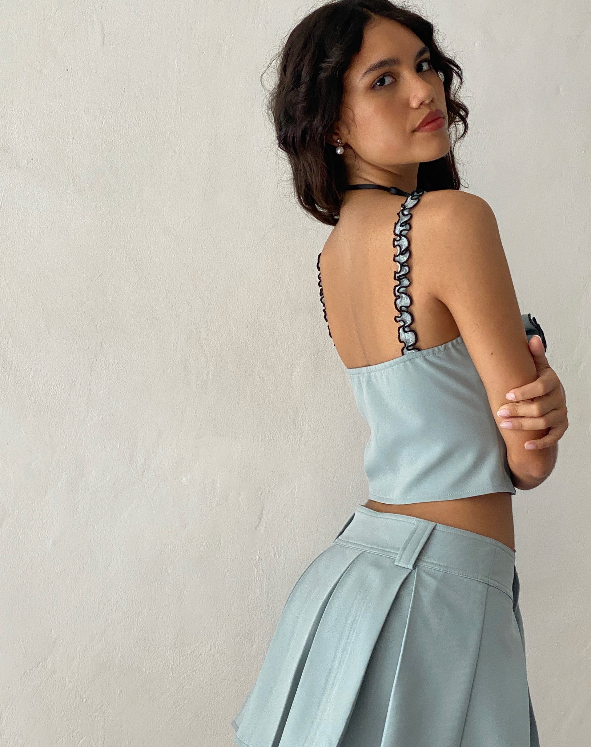 Abbildung von Carini Rosette Detail Cami Top in Blau