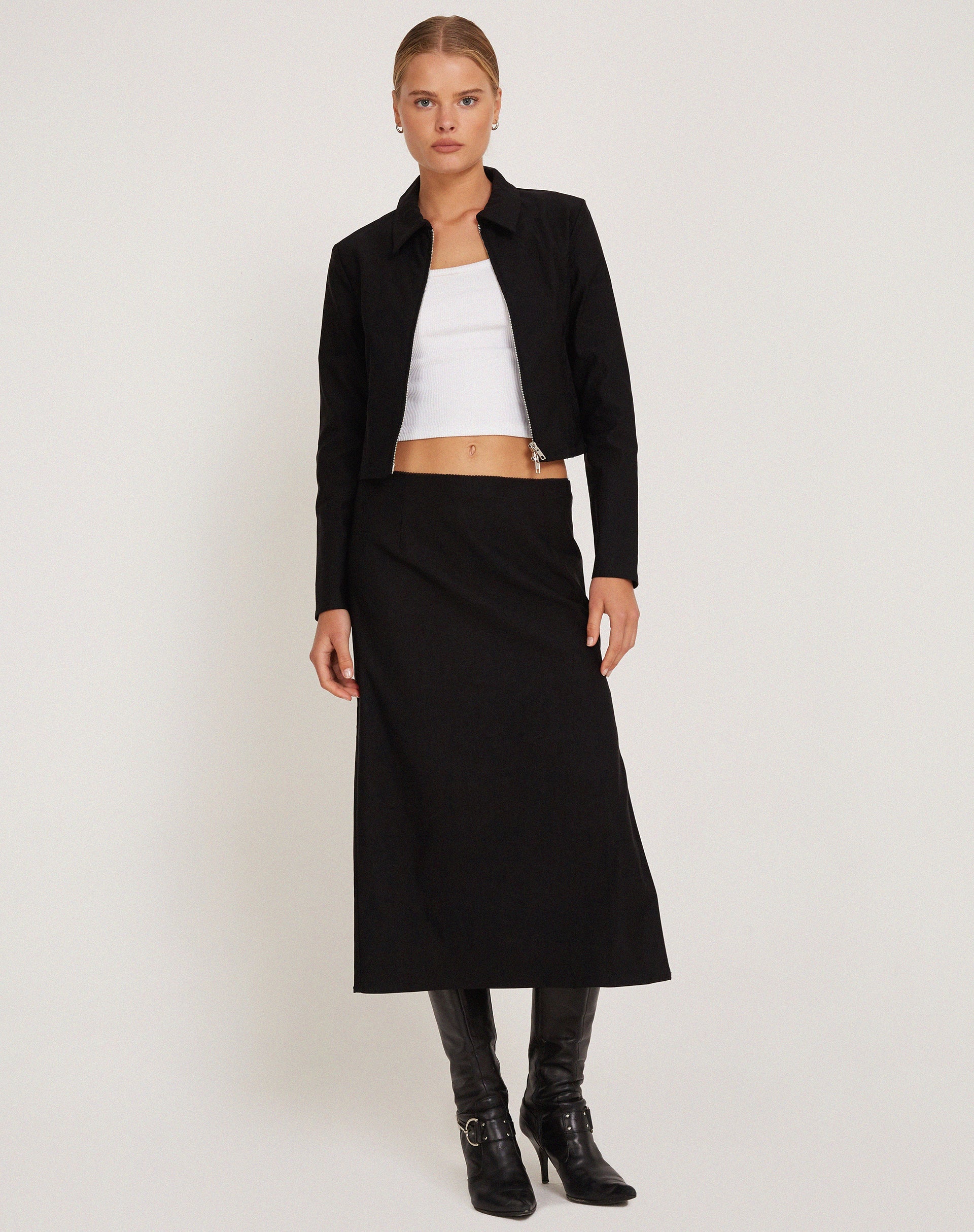 Abbildung der Carson Cropped Jacket in Schwarz