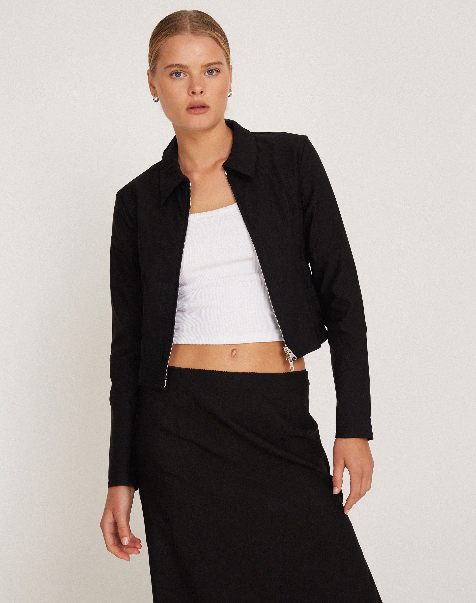 Abbildung der Carson Cropped Jacket in Schwarz