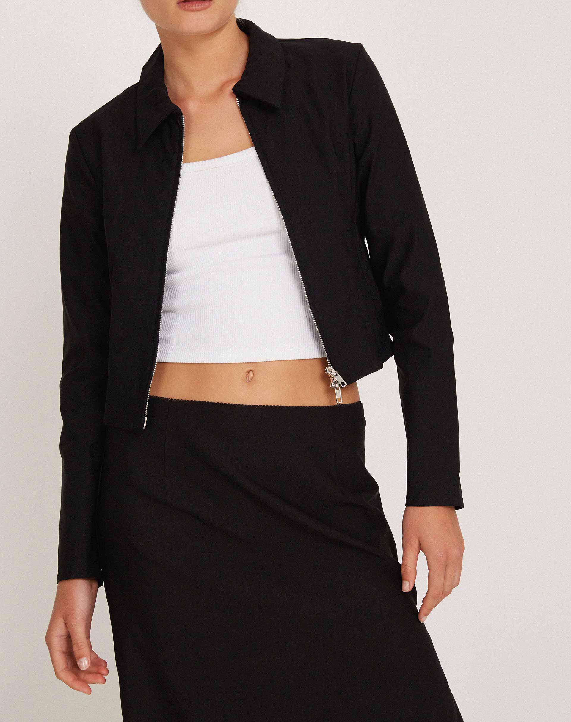 Abbildung der Carson Cropped Jacket in Schwarz