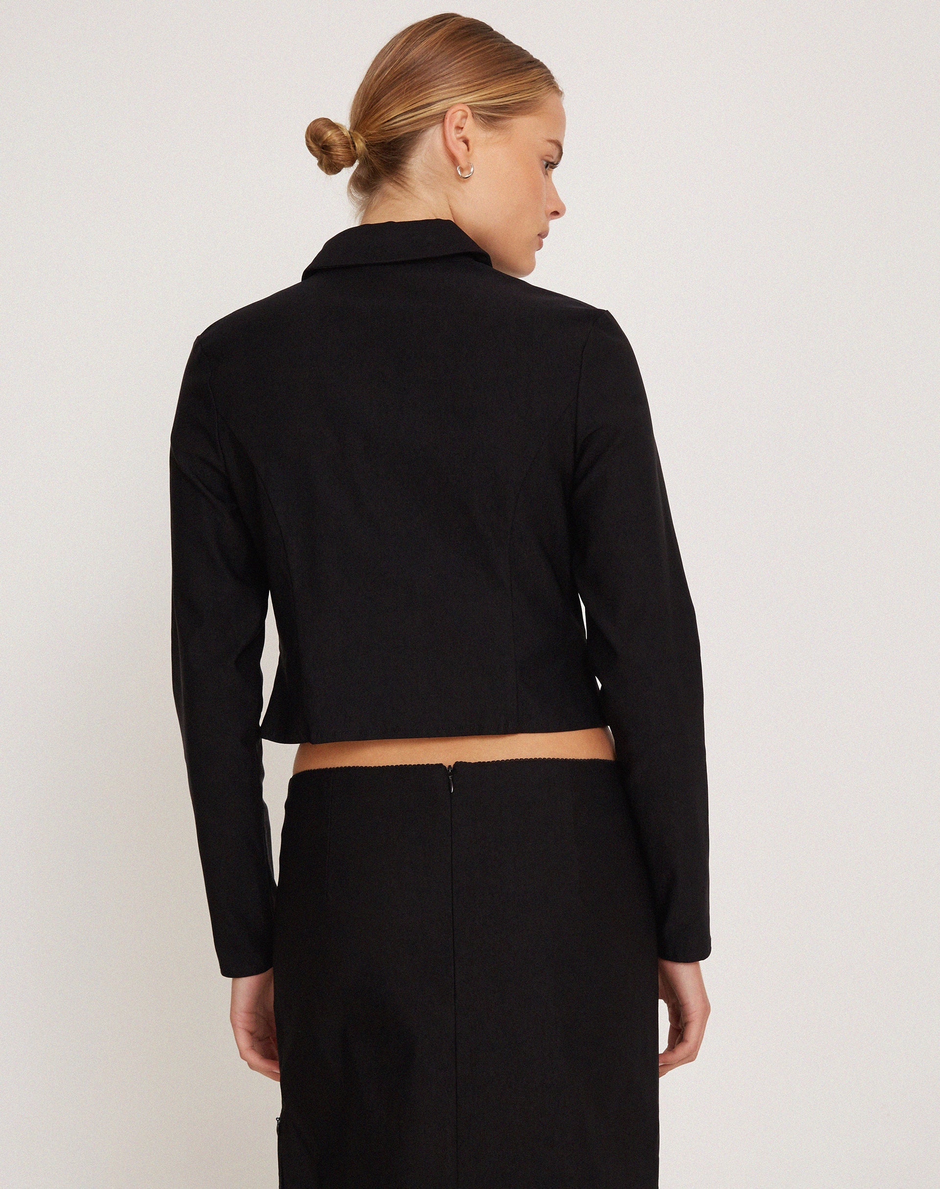 Abbildung der Carson Cropped Jacket in Schwarz