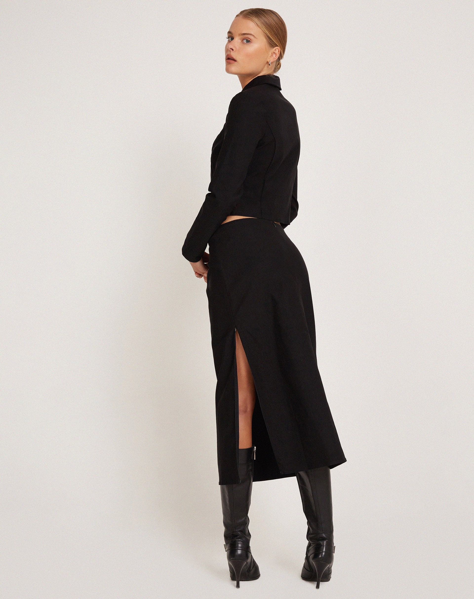 Abbildung der Carson Cropped Jacket in Schwarz