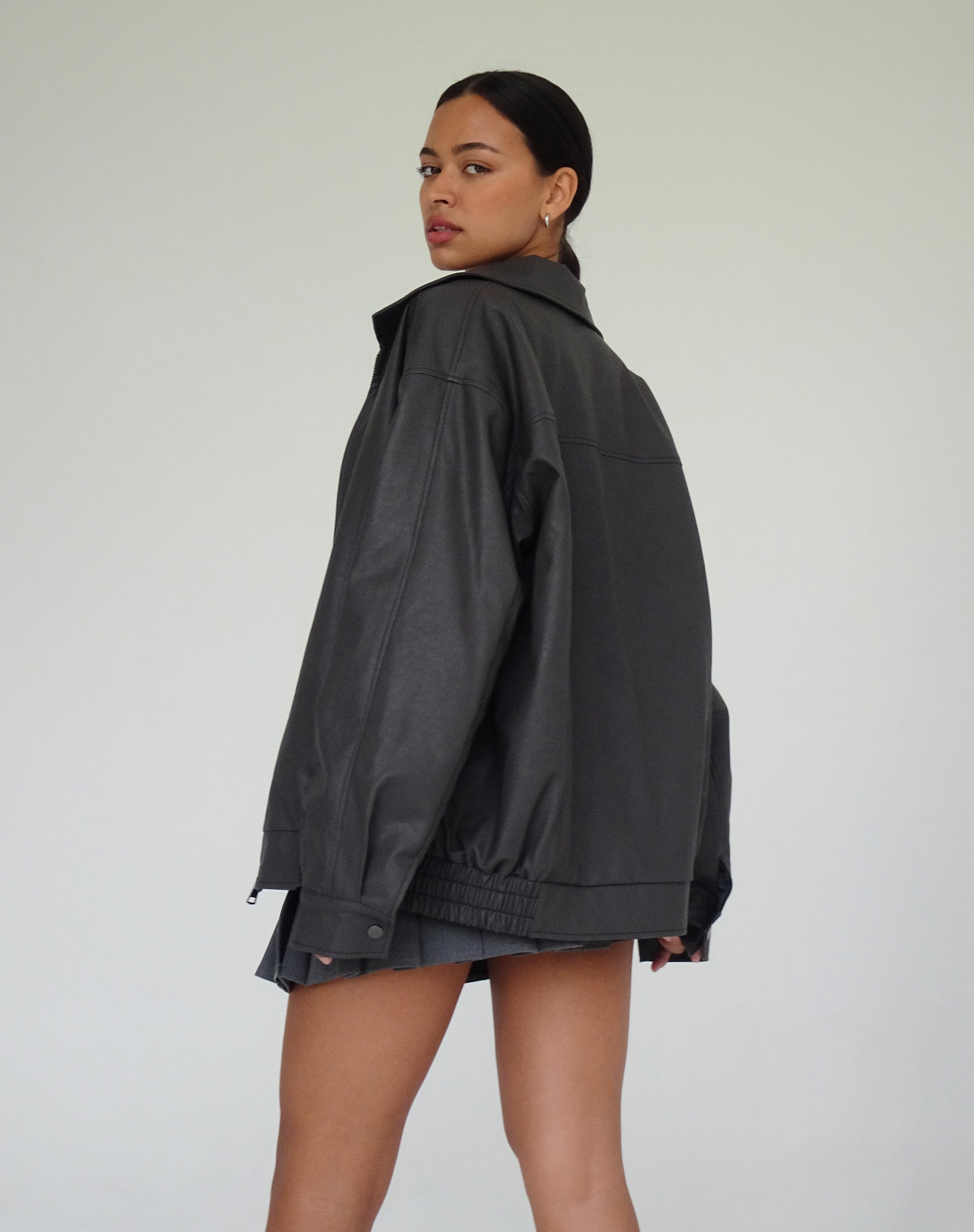 Image of Cavita PU Jacke in Grau mit schwarzer Steppnaht
