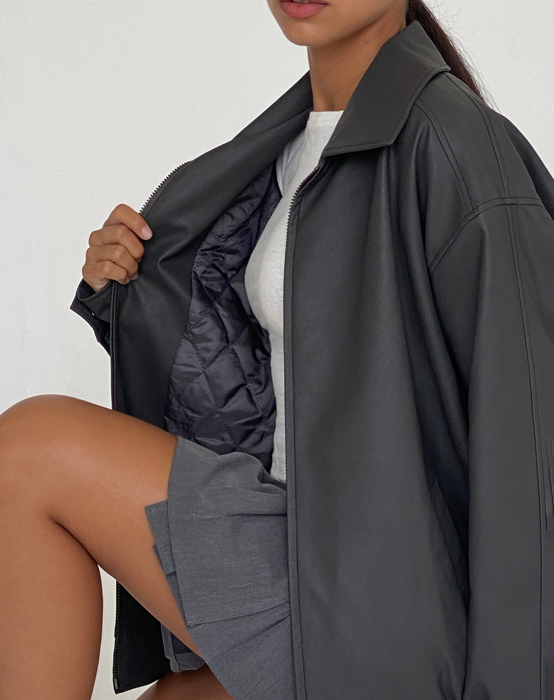 Image of Cavita PU Jacke in Grau mit schwarzer Steppnaht