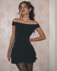Abbildung von Aella Bardot Ruffle Dress in Schwarz
