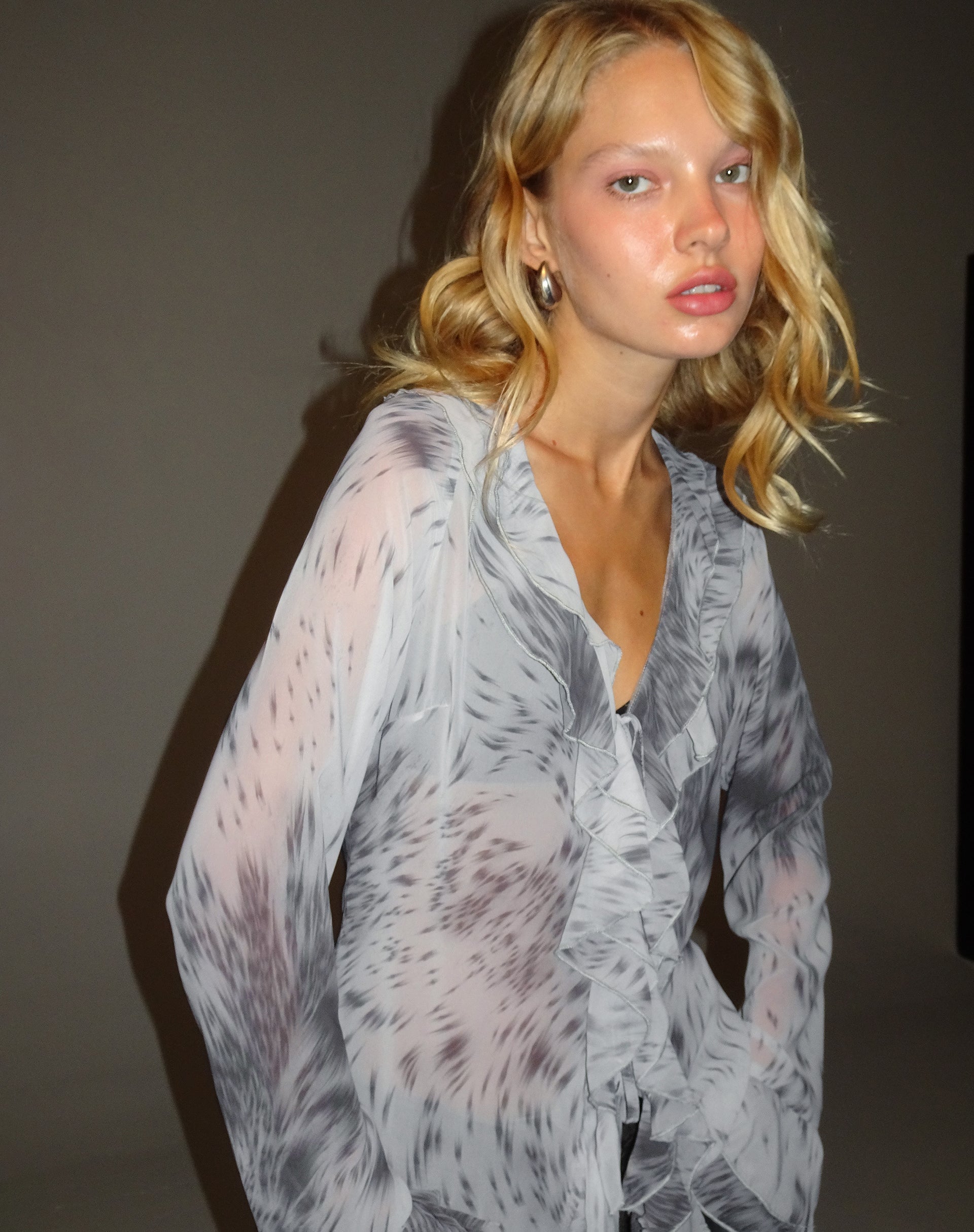 Image of Cecelia Bluse mit Rüschenbesatz und verzerrtem Tierprint