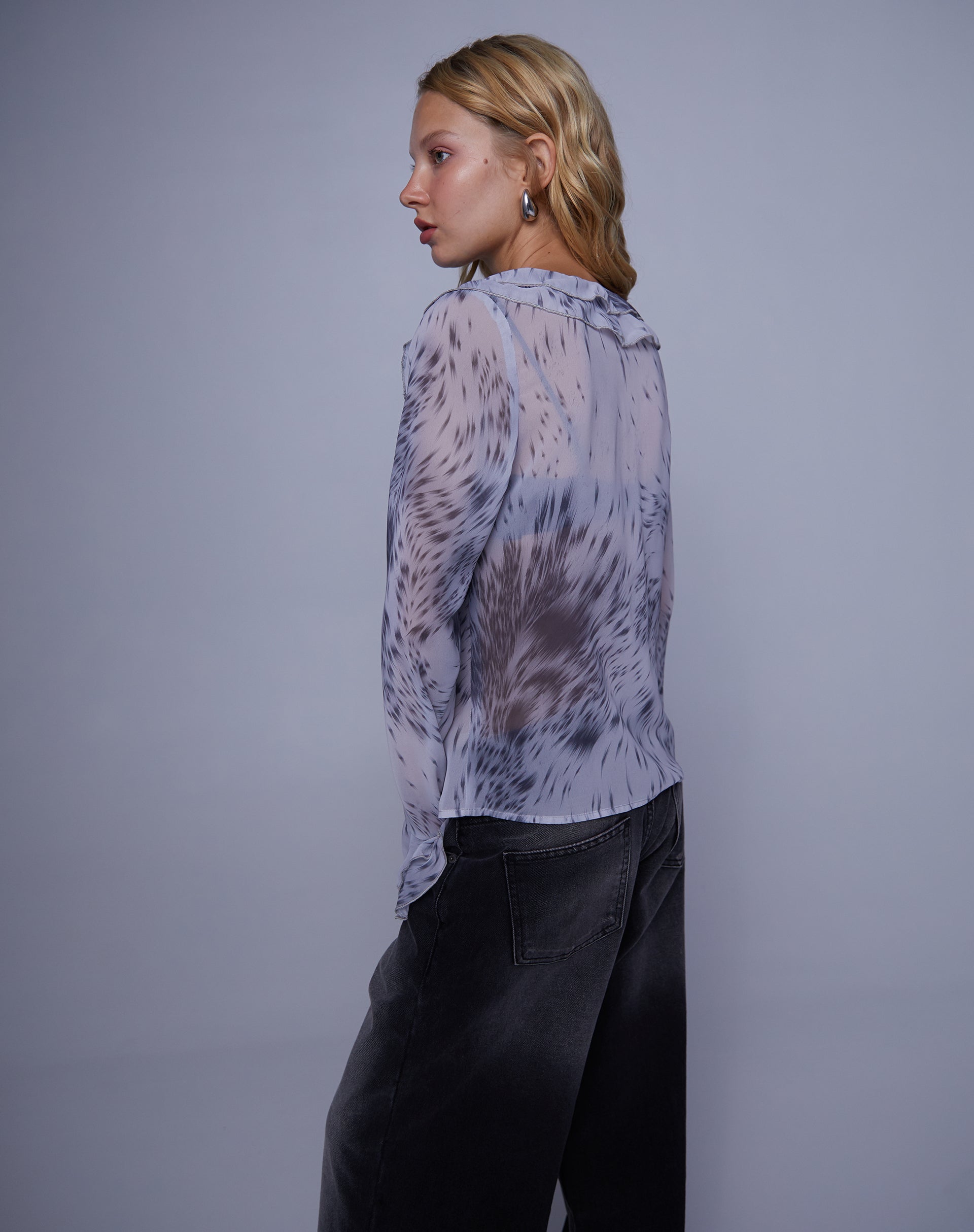 Image of Cecelia Bluse mit Rüschenbesatz und verzerrtem Tierprint