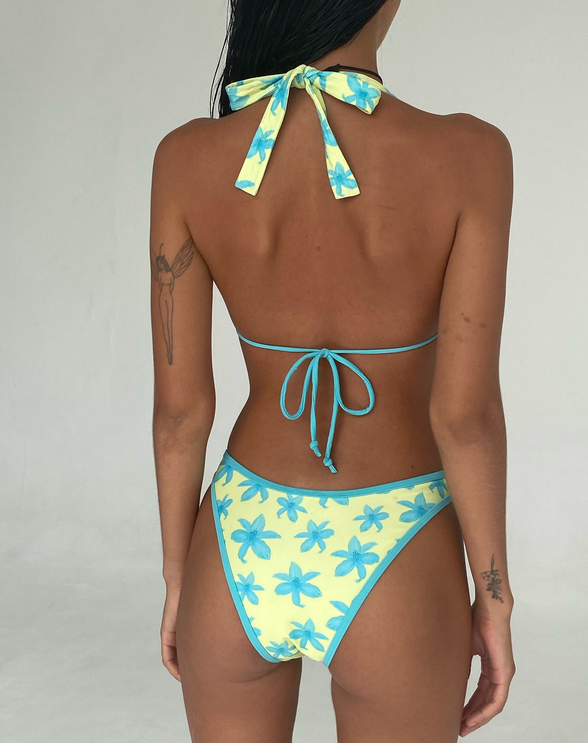Bild von Farida Bikini-Unterteil in Gelb mit gemalter Blume