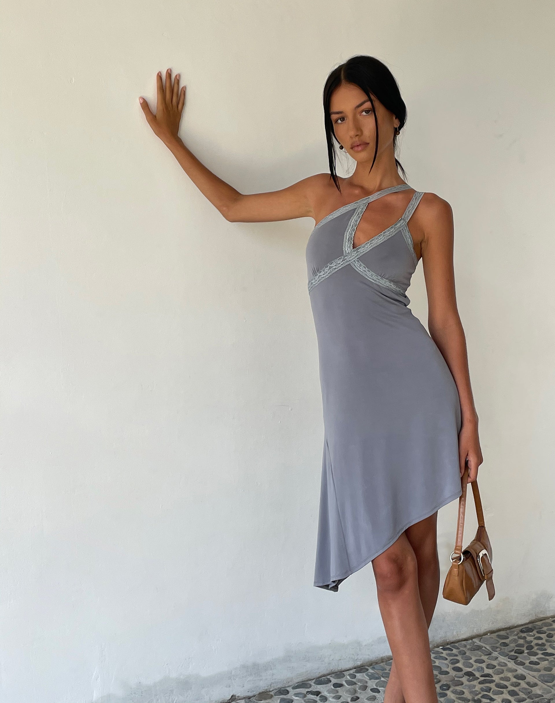 Bild von MOTEL X JACQUIE Chrissy Asymmetrisches Minikleid in Slinky Grau