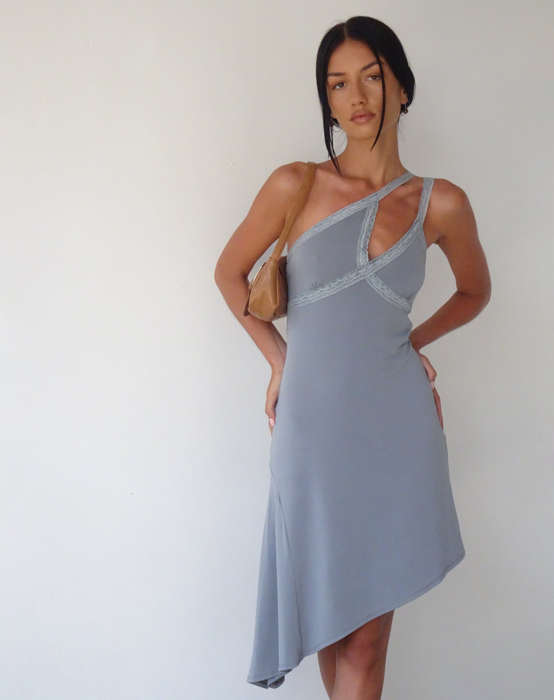 Bild von MOTEL X JACQUIE Chrissy Asymmetrisches Minikleid in Slinky Grau