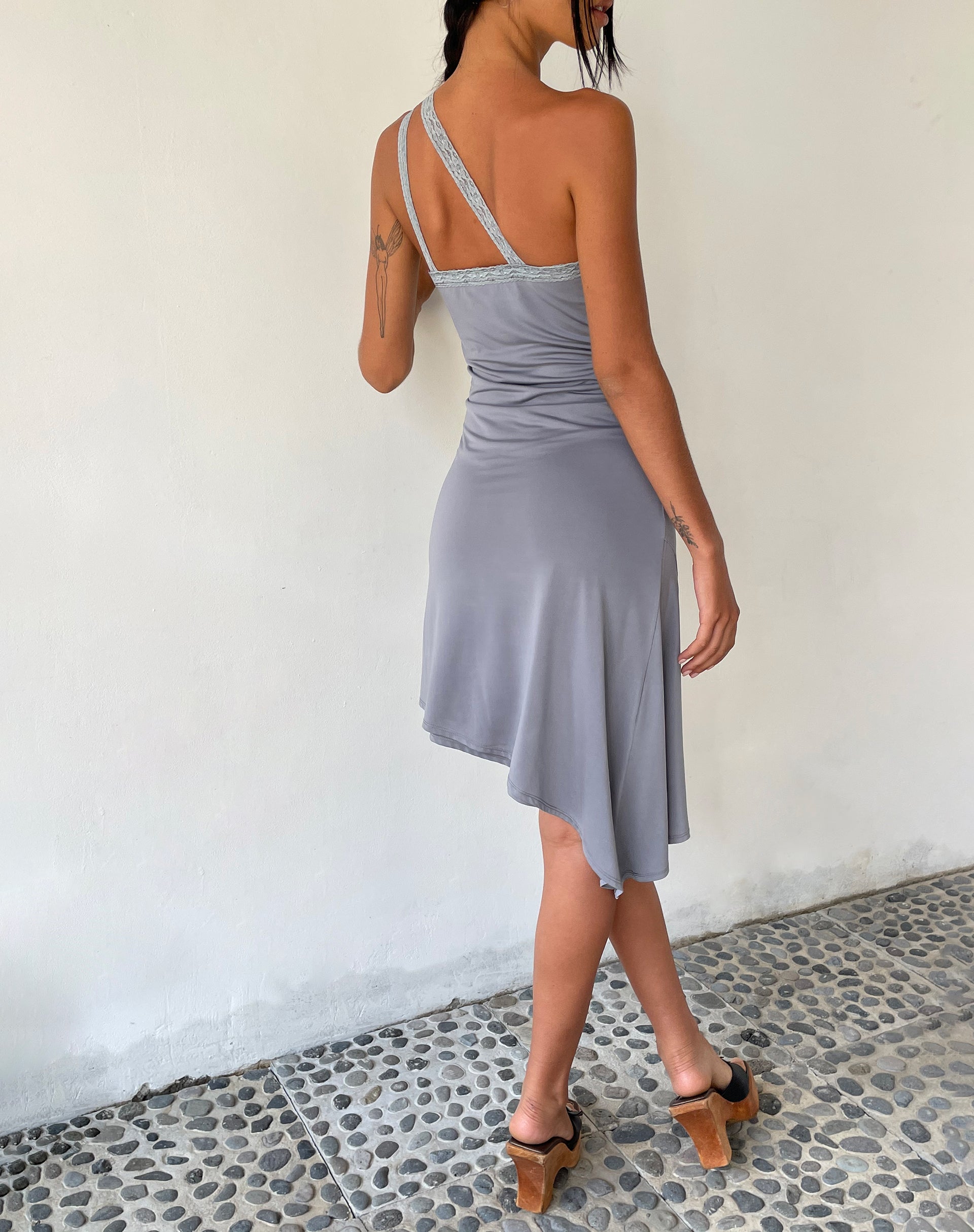 Bild von MOTEL X JACQUIE Chrissy Asymmetrisches Minikleid in Slinky Grau
