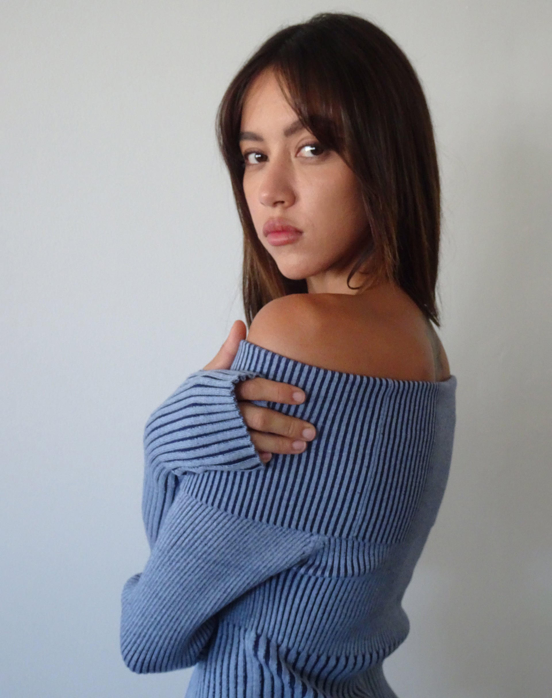 Image of Circe Gestrickter Bardot-Pullover in zweifarbigem Blau