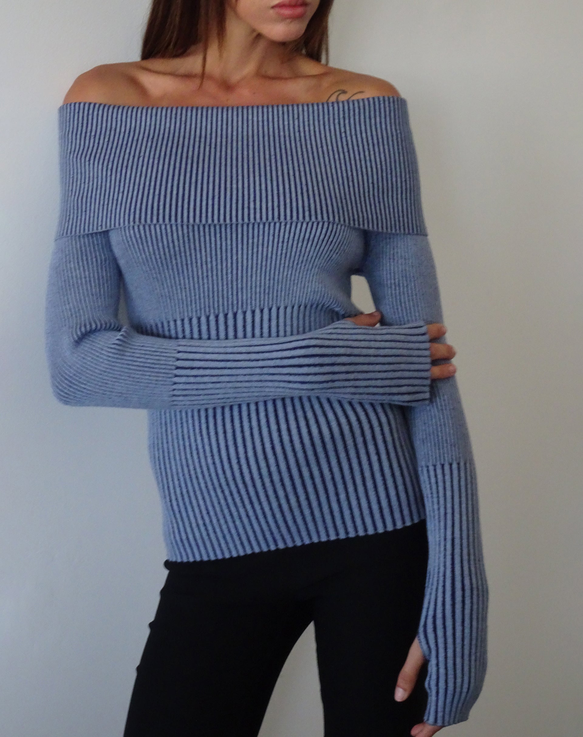 Image of Circe Gestrickter Bardot-Pullover in zweifarbigem Blau