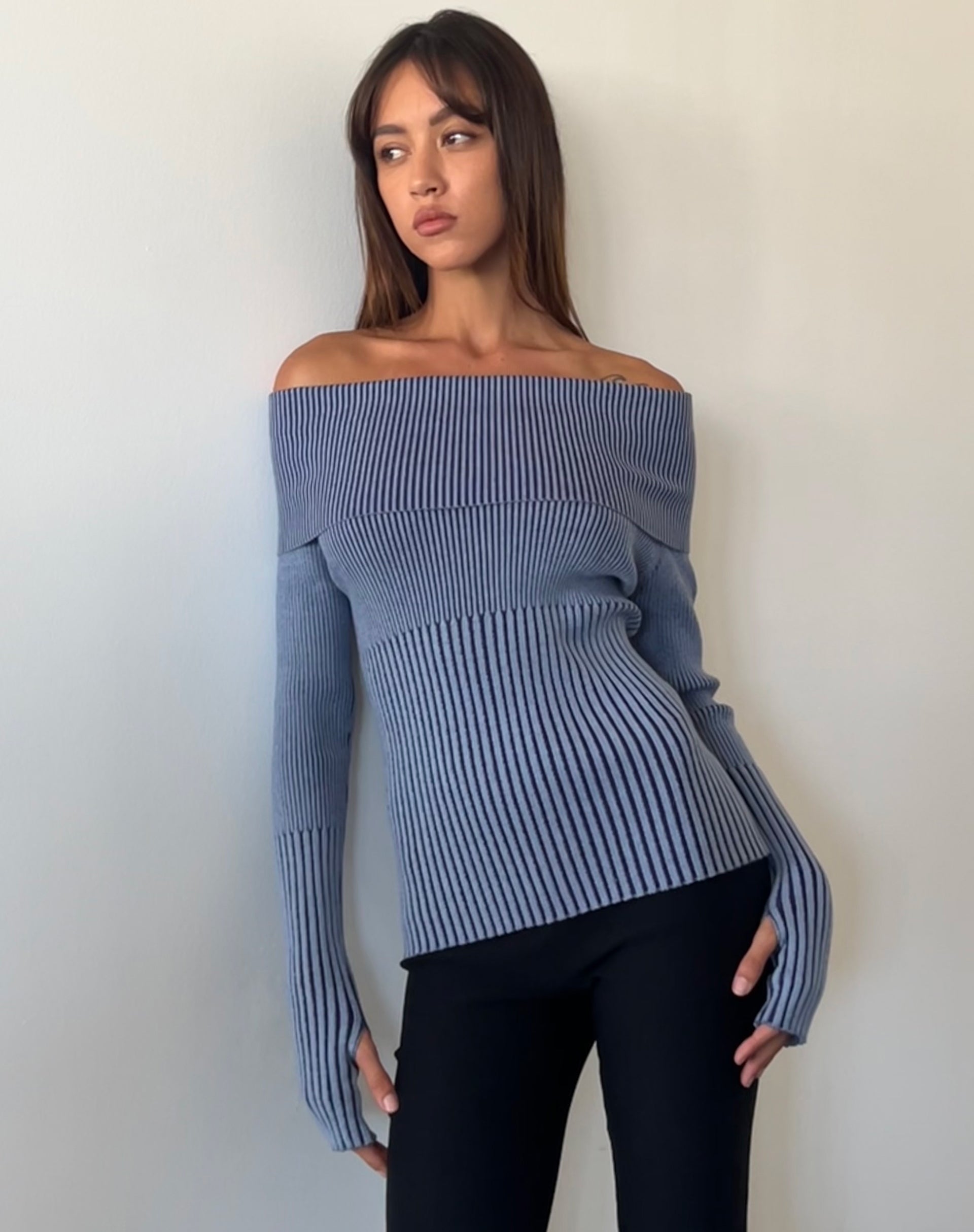 Image of Circe Gestrickter Bardot-Pullover in zweifarbigem Blau