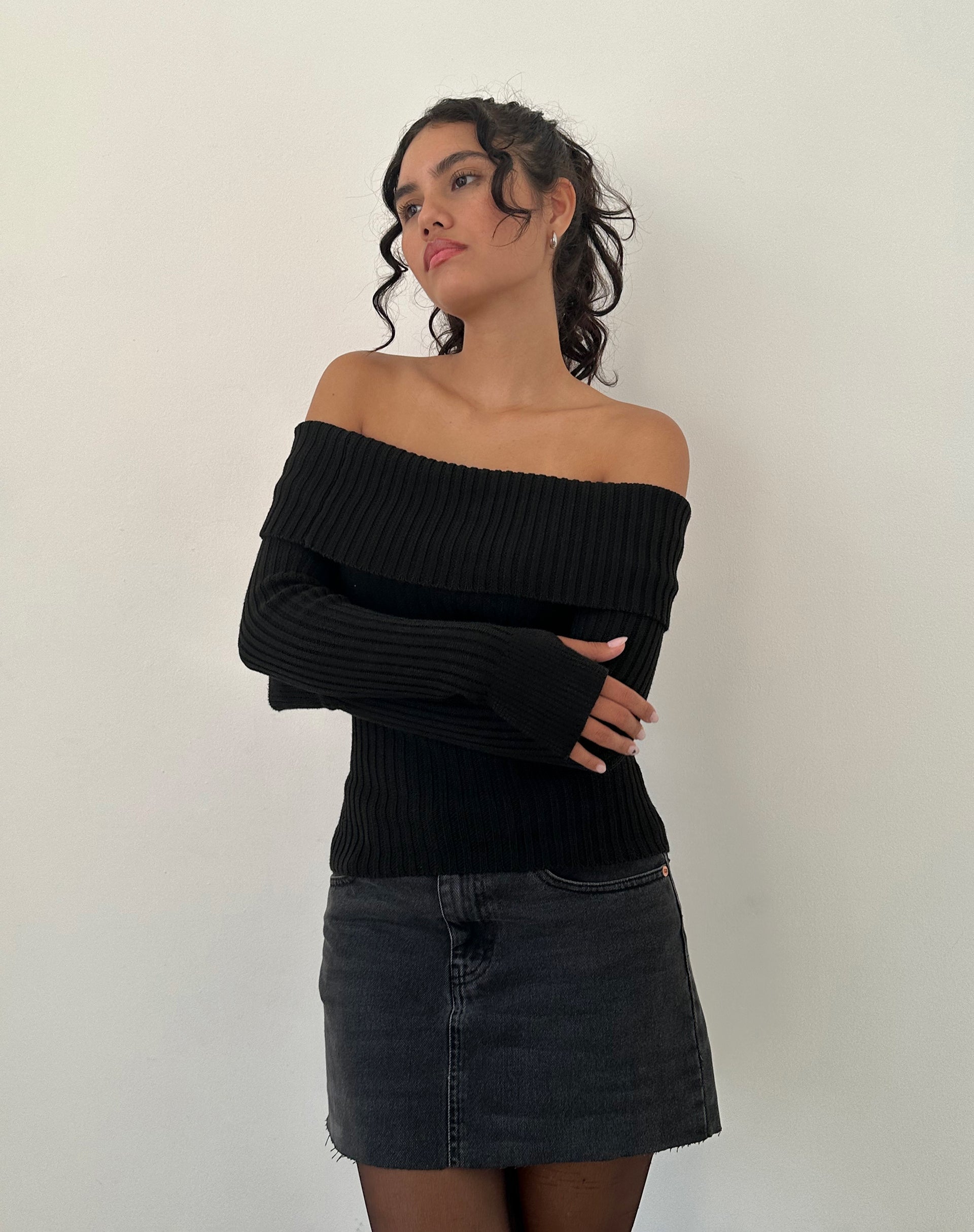 Image of Circe Off-Shoulder Long Sleeve Knit Top in Schwarz
