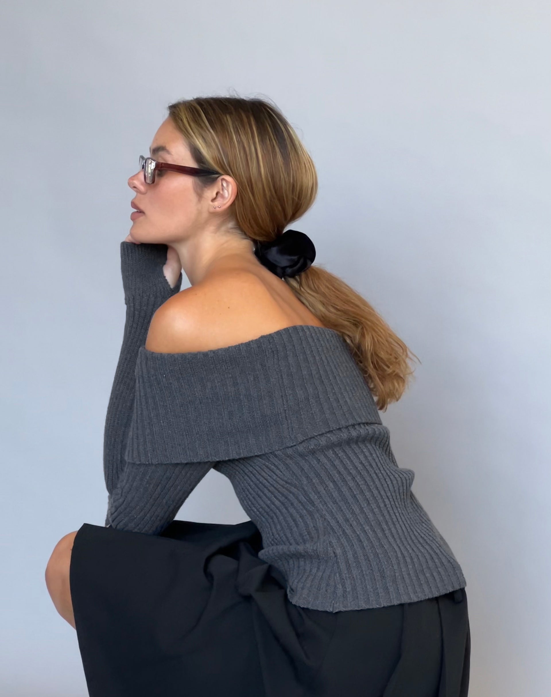 Image of Circe Gestrickter Bardot-Pullover in dunkler Holzkohle
