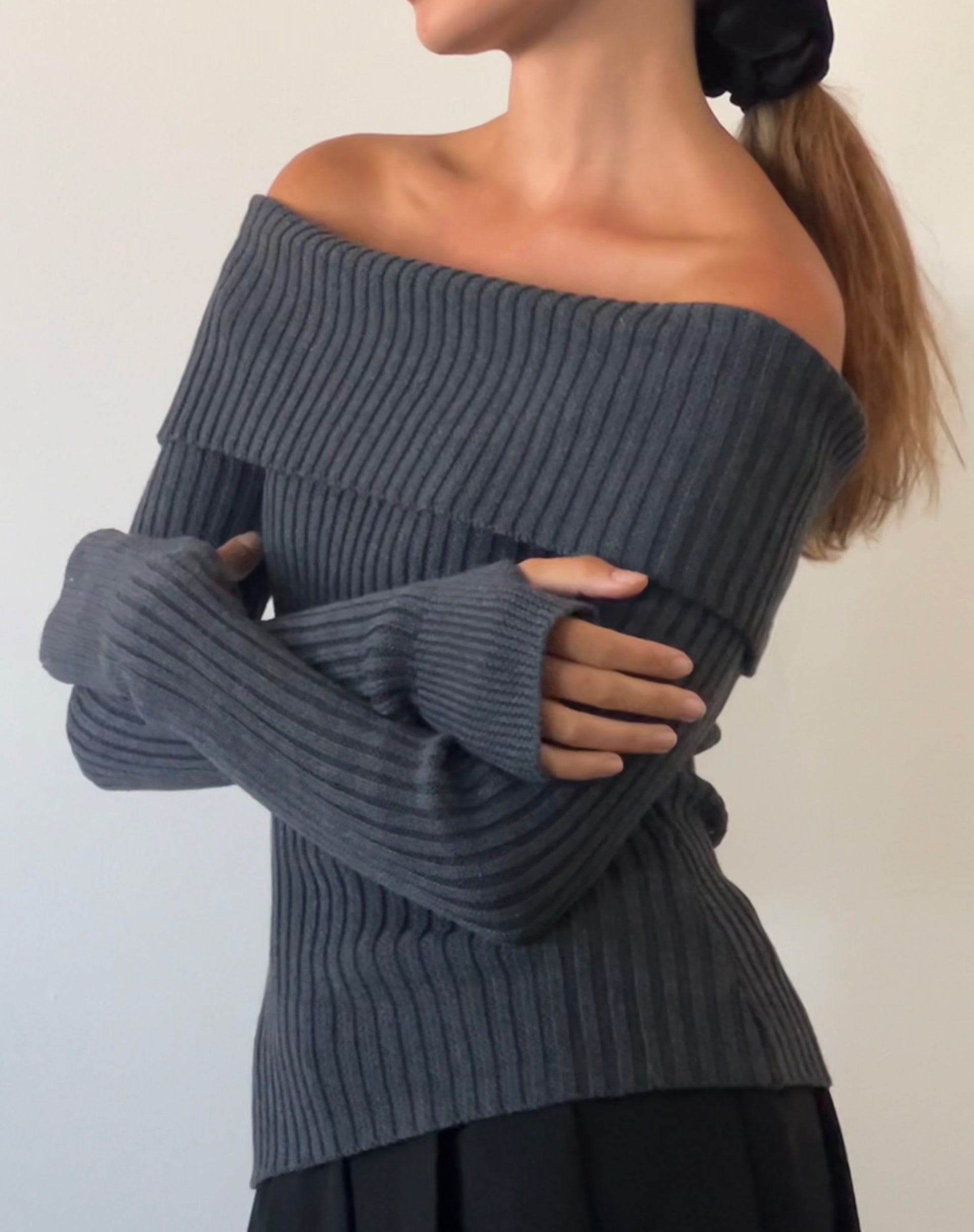 Image of Circe Gestrickter Bardot-Pullover in dunkler Holzkohle