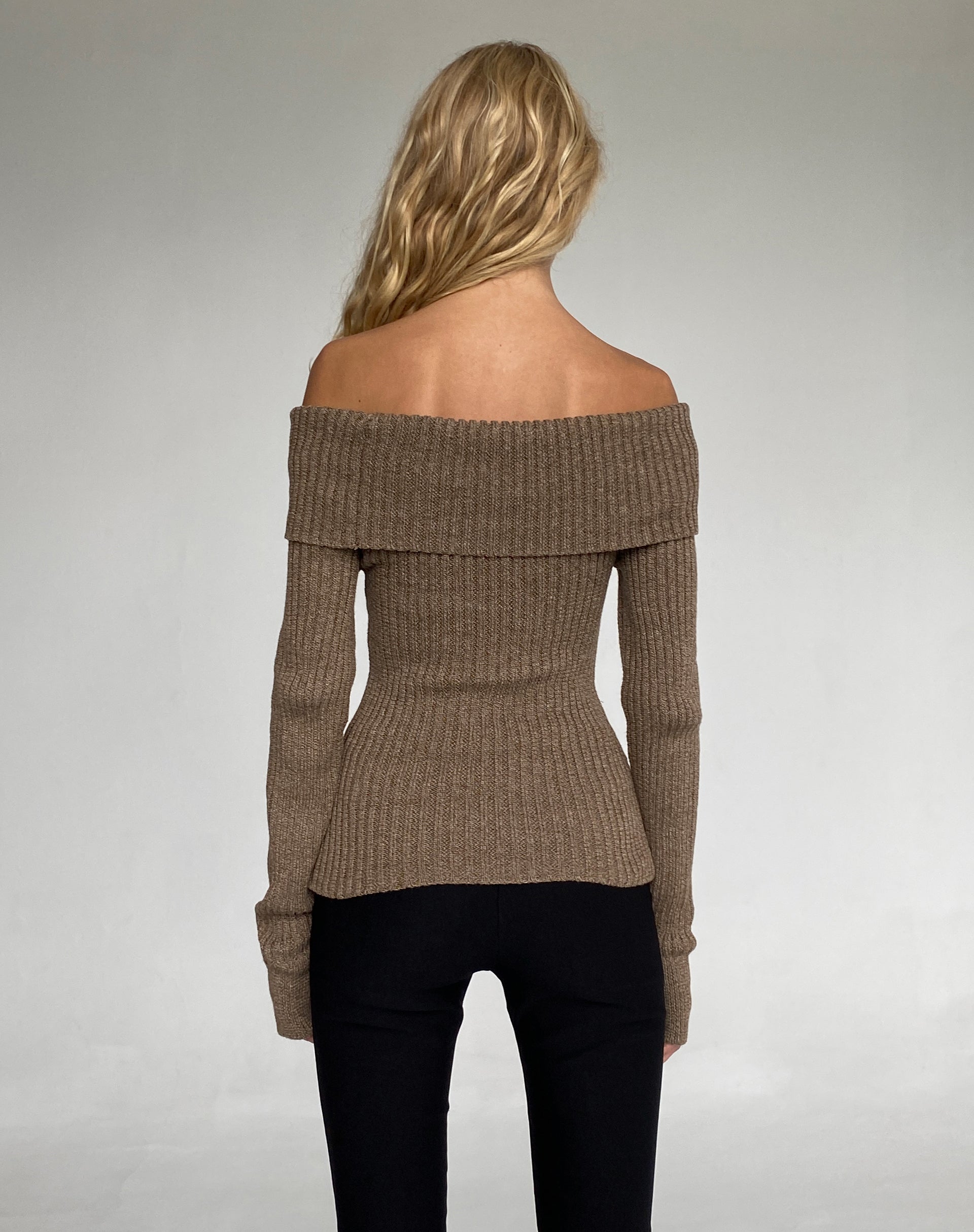 Image of Circe Off-Shoulder Long Sleeve Knit Top in Garn Braun