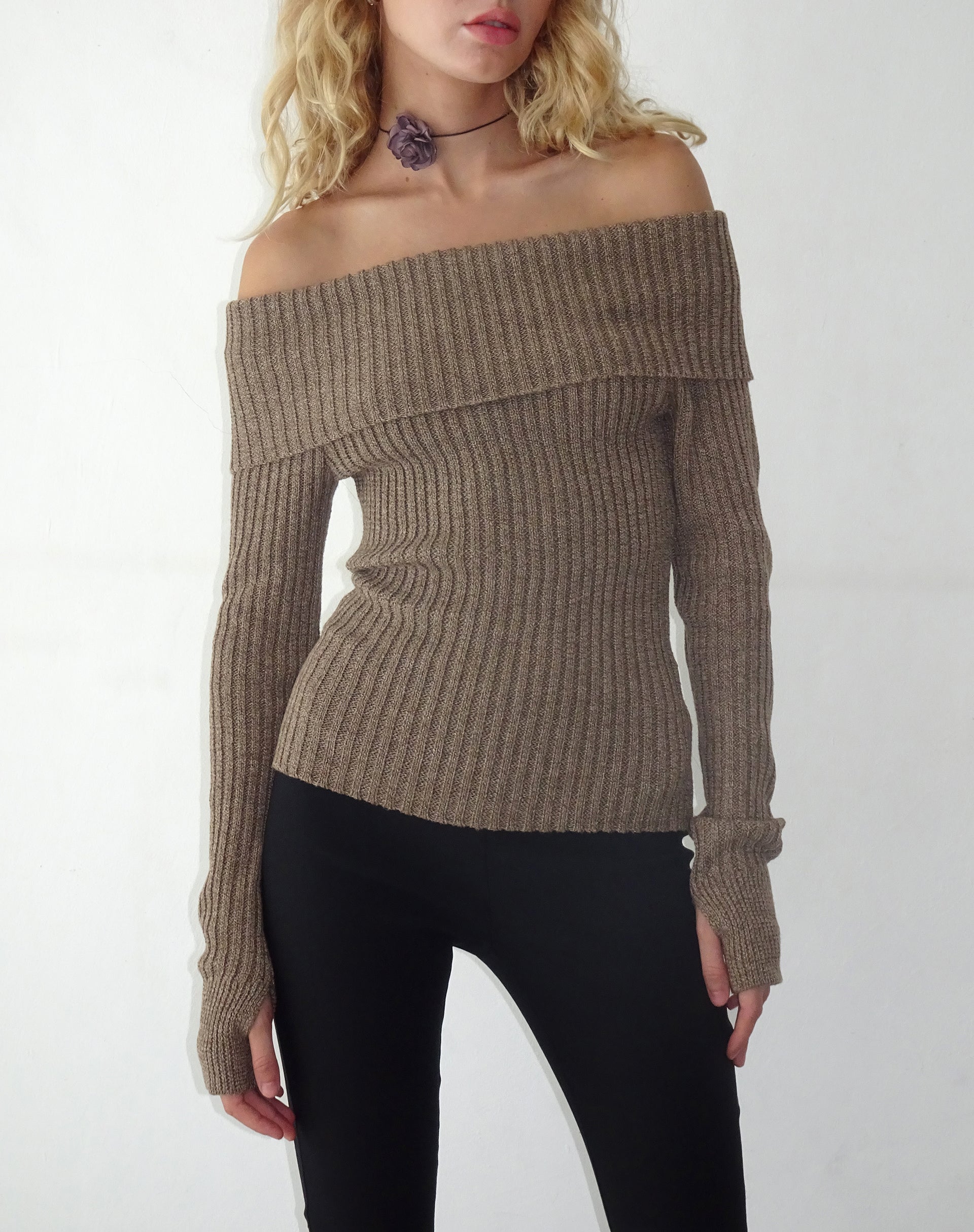Image of Circe Off-Shoulder Long Sleeve Knit Top in Garn Braun