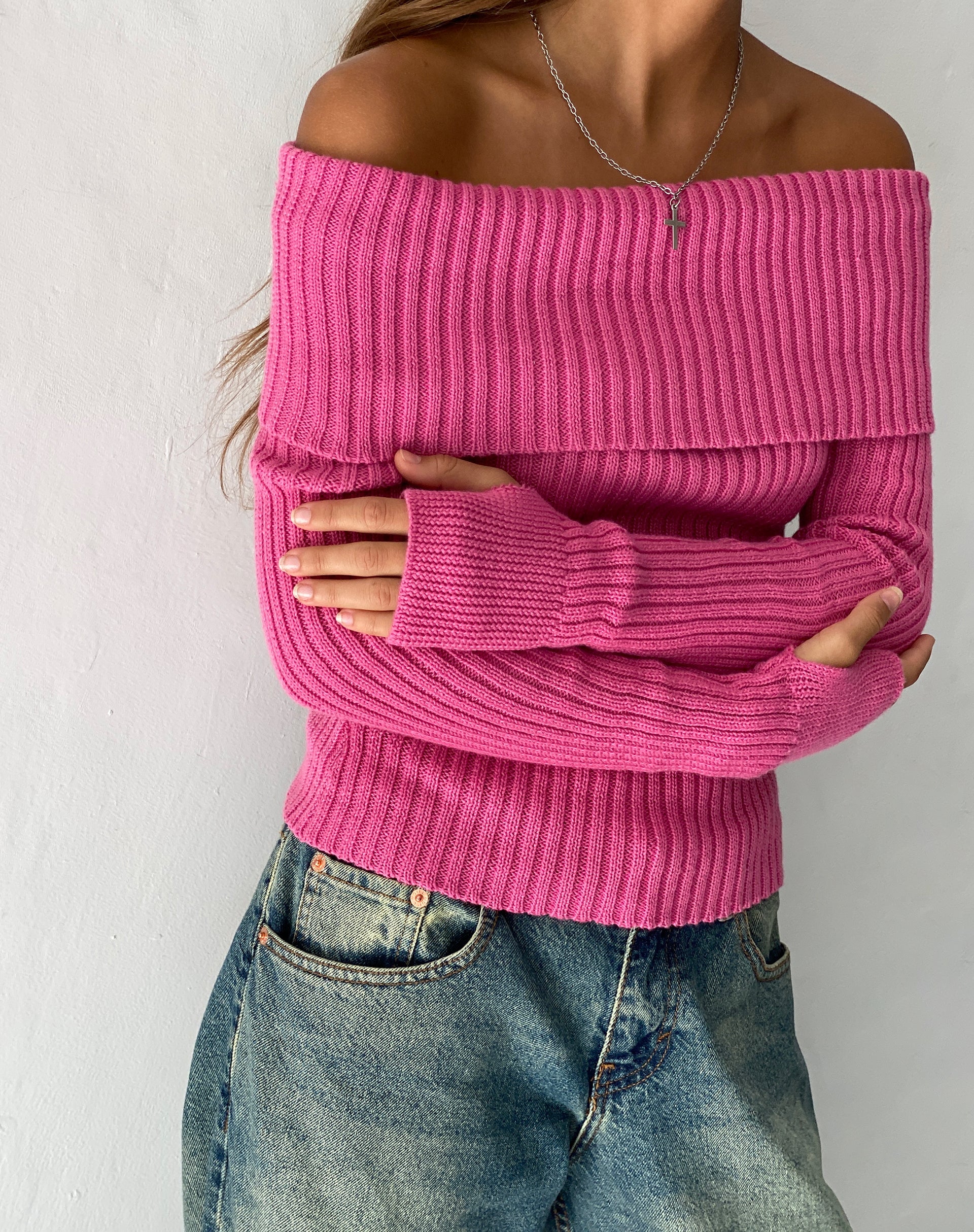 Image of Circe Off-Shoulder Langarm-Strick-Top in Hot Pink