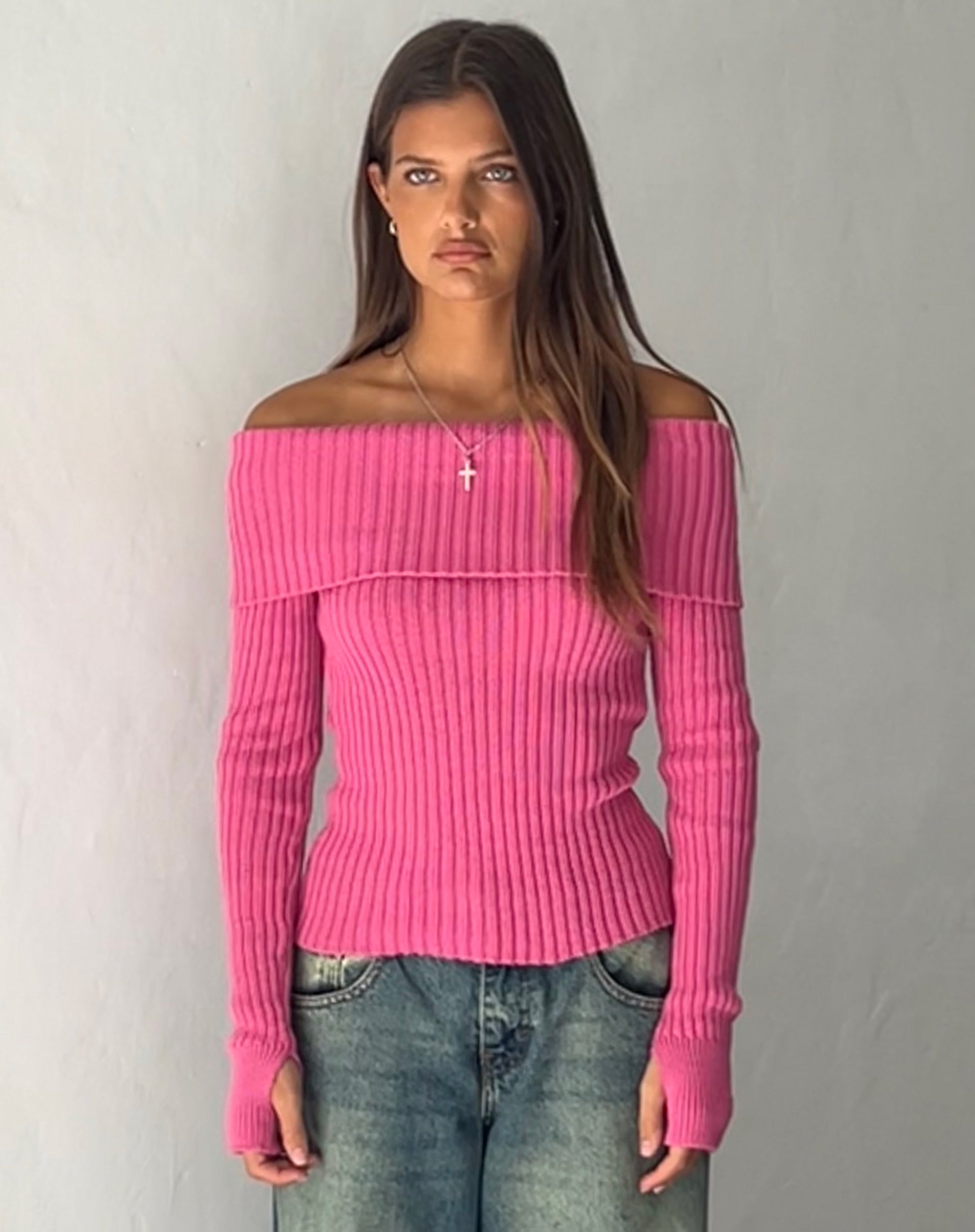 Image of Circe Off-Shoulder Langarm-Strick-Top in Hot Pink
