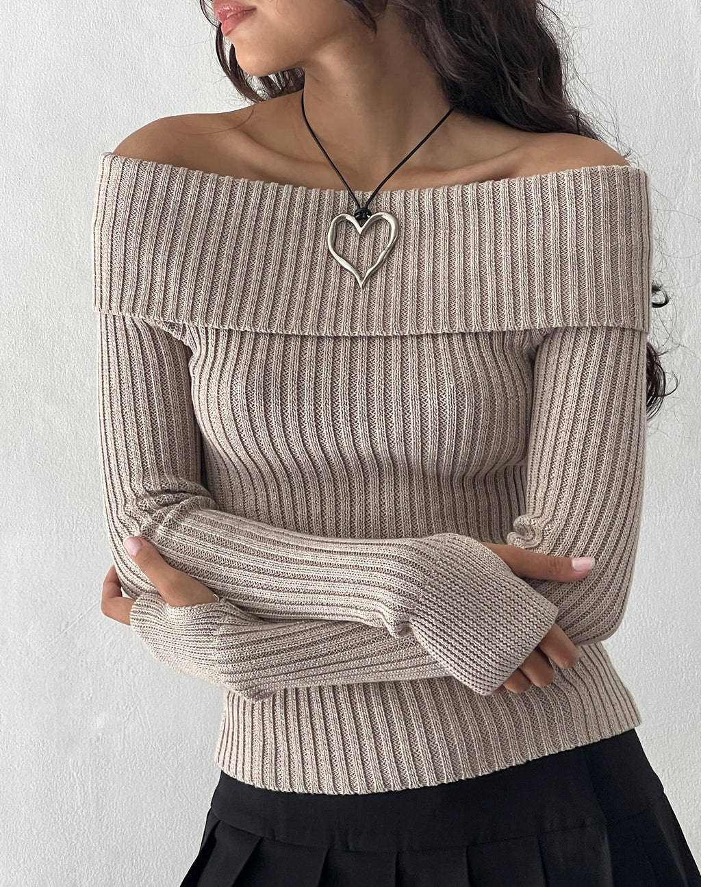 Circe Off-Shoulder Langarm-Strick-Top in Natur