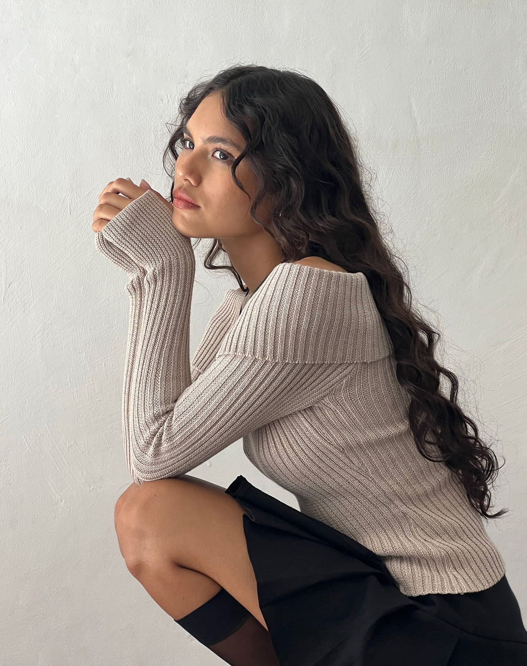 Circe Off-Shoulder Langarm-Strick-Top in Natur