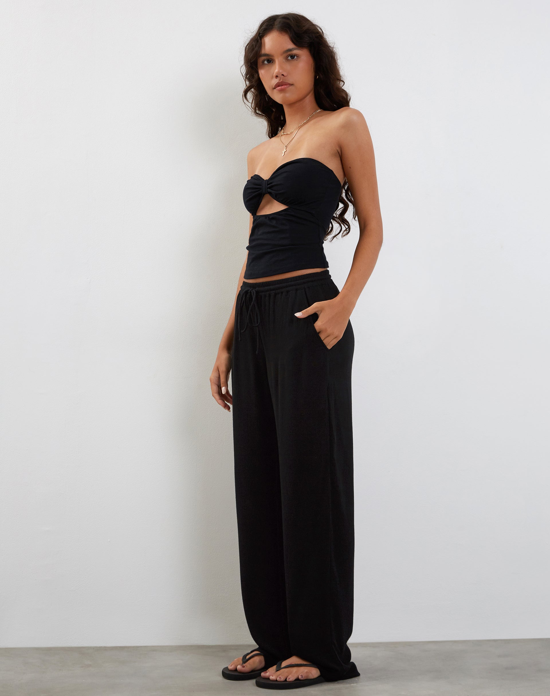 Abbildung der Cisa Wide Leg Trouser in Crinkle Black