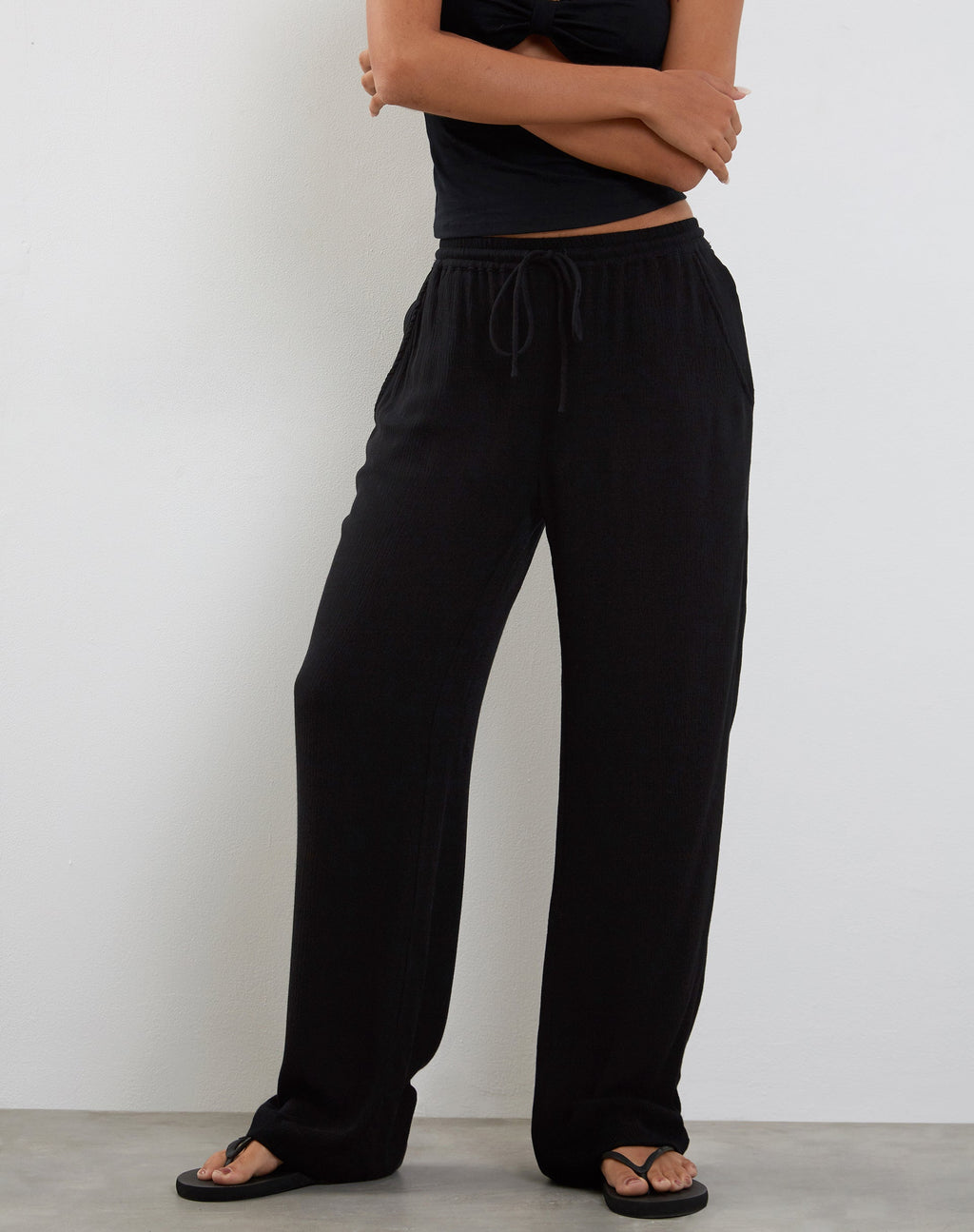 Cisa Hose mit weitem Bein in Crinkle Schwarz