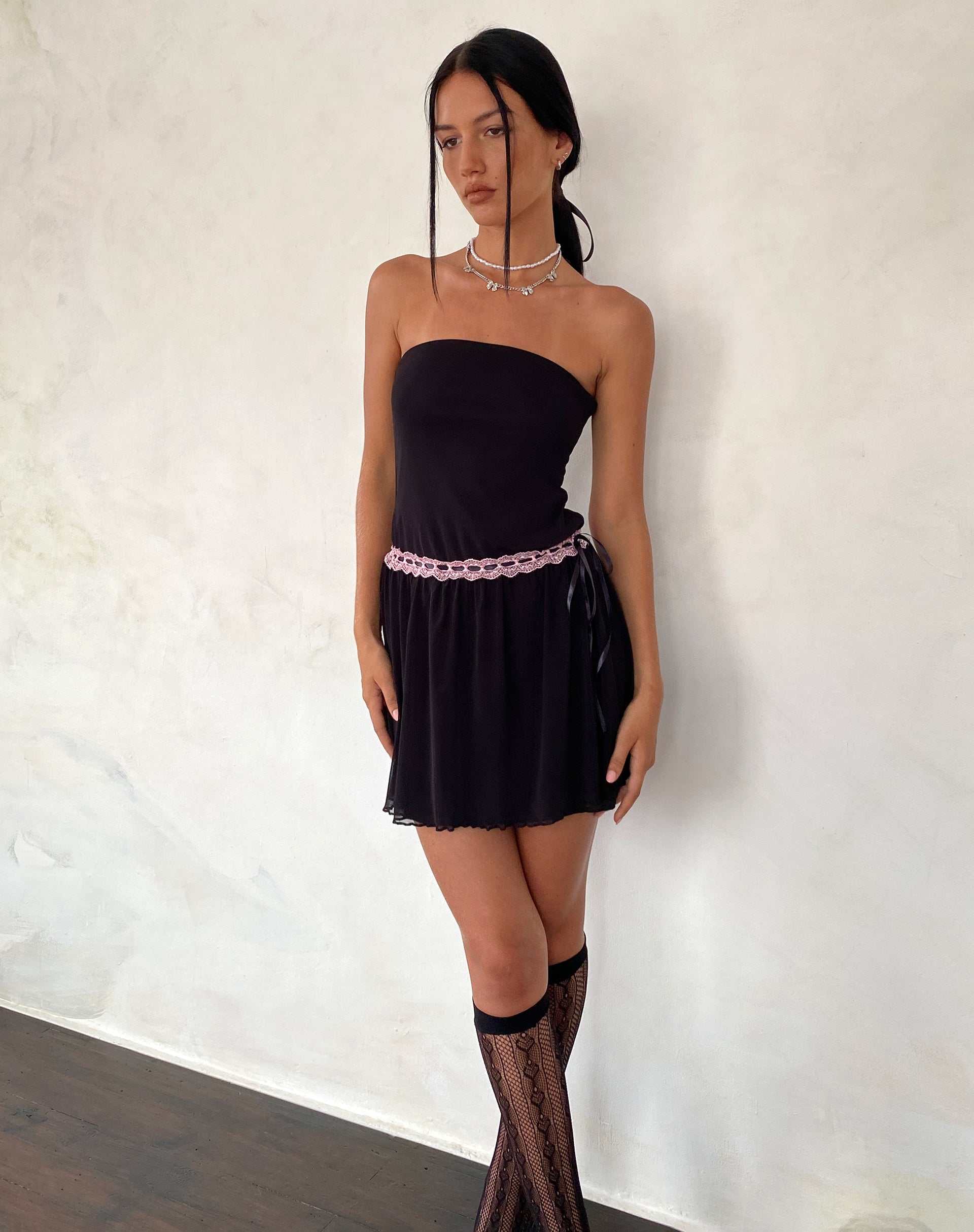 Bild von Cleodora Bandeau Mesh Mini Dress in Schwarz mit rosa Bund