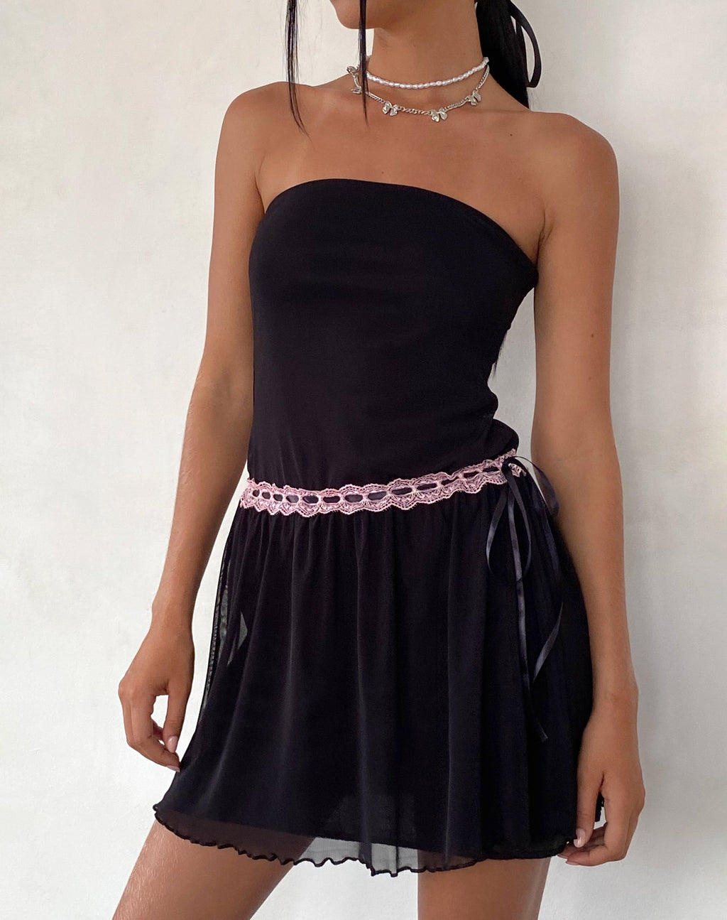 Cleodora Bandeau-Mini-Kleid aus Mesh in Schwarz mit rosafarbenem Taillenband