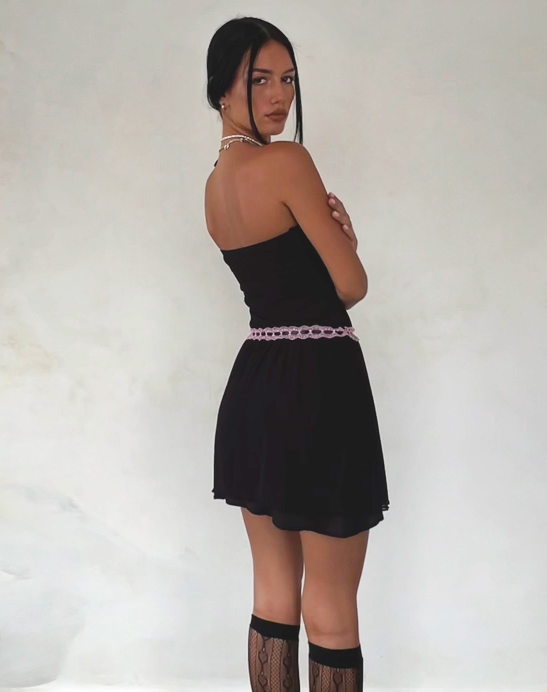Bild von Cleodora Bandeau Mesh Mini Dress in Schwarz mit rosa Bund