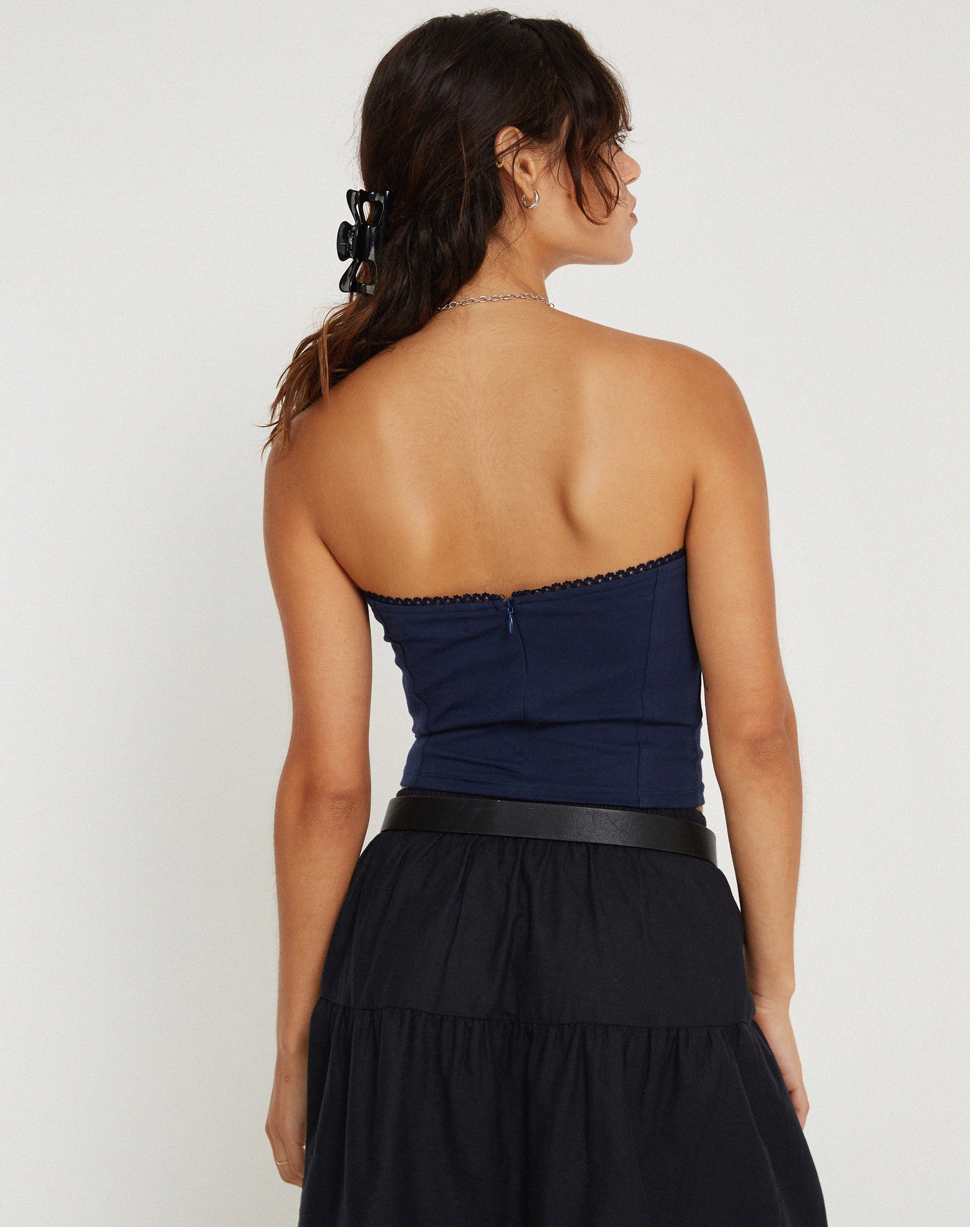 image of Clyde Besticktes Bandeu Oberteil in Navy Blume Schmetterling Emb
