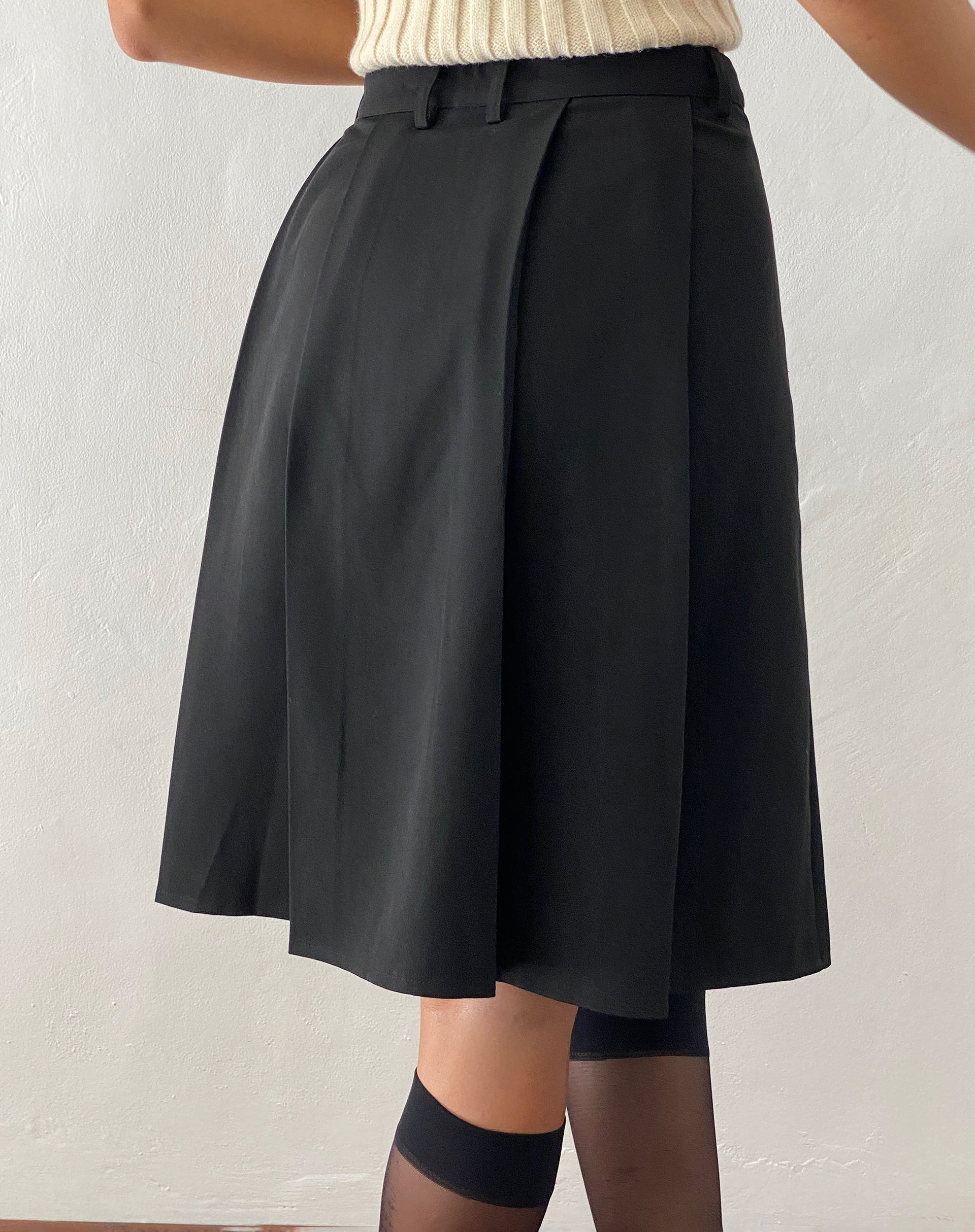 Bild von Colette Knielanger Faltenrock in Schwarz Tailoring