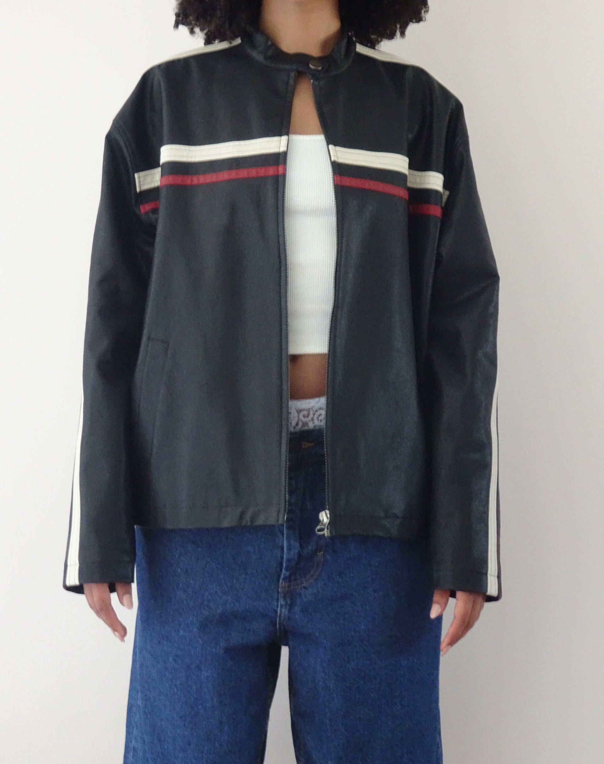 Image of Colton Jacke in PU Schwarz mit elfenbeinfarbenen und roten Streifen